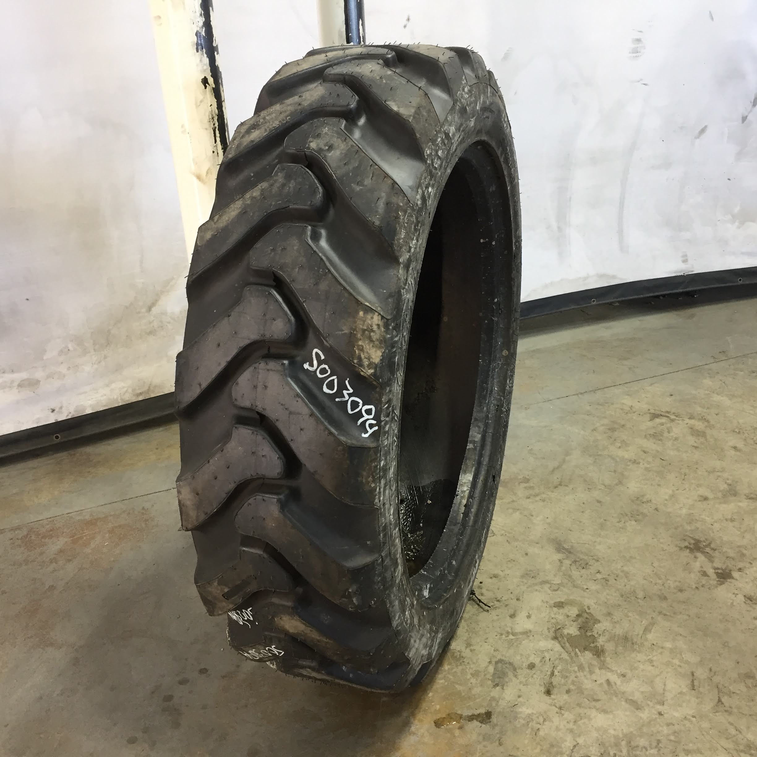 330/-851 Titan Farm Grizz LSWG8L Tire S003094