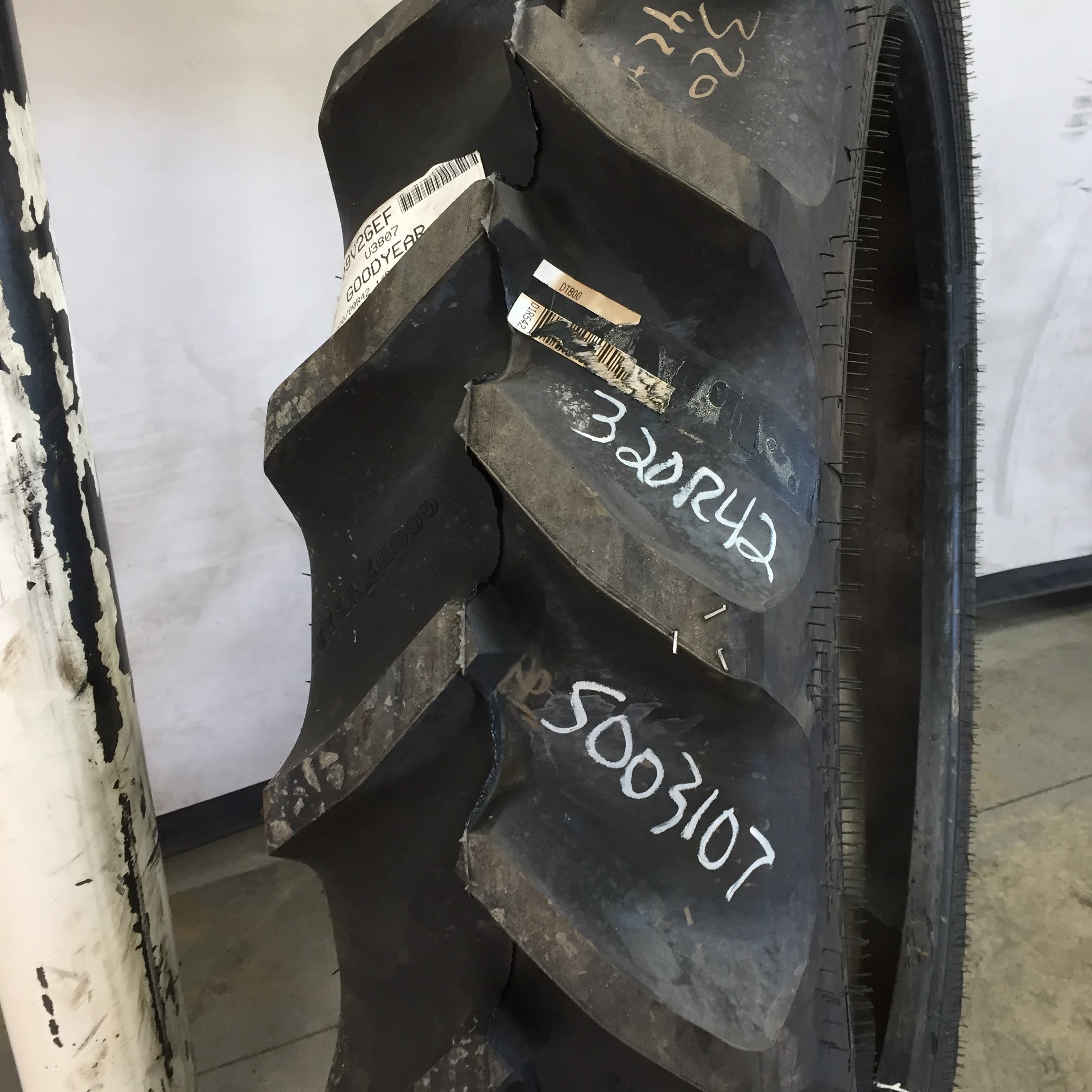 320/80R42 Goodyear Farm DT800 Super Traction R-1W Tire S003107