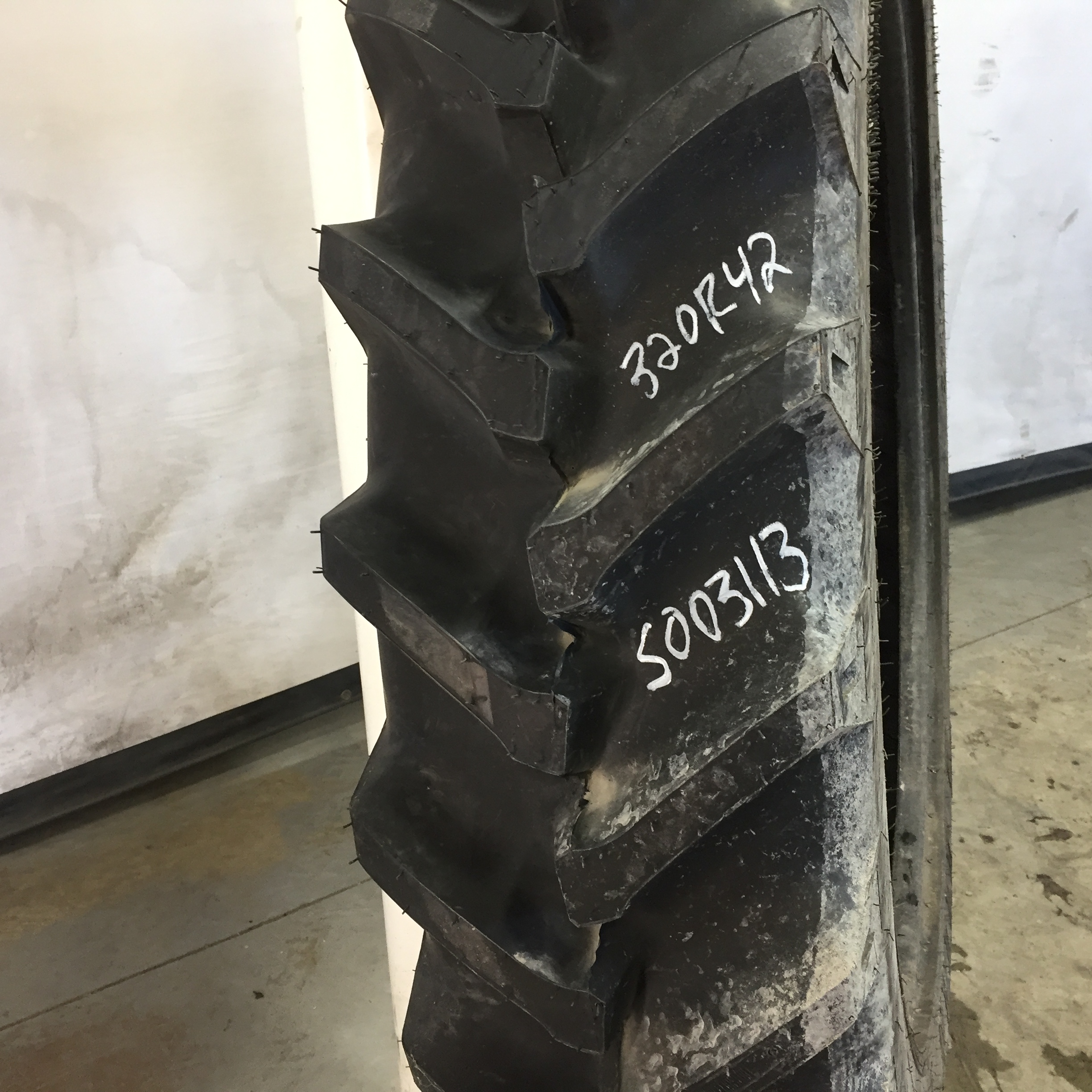 320/80R42 Titan Farm TT49V Radial R-1W Tire S003113