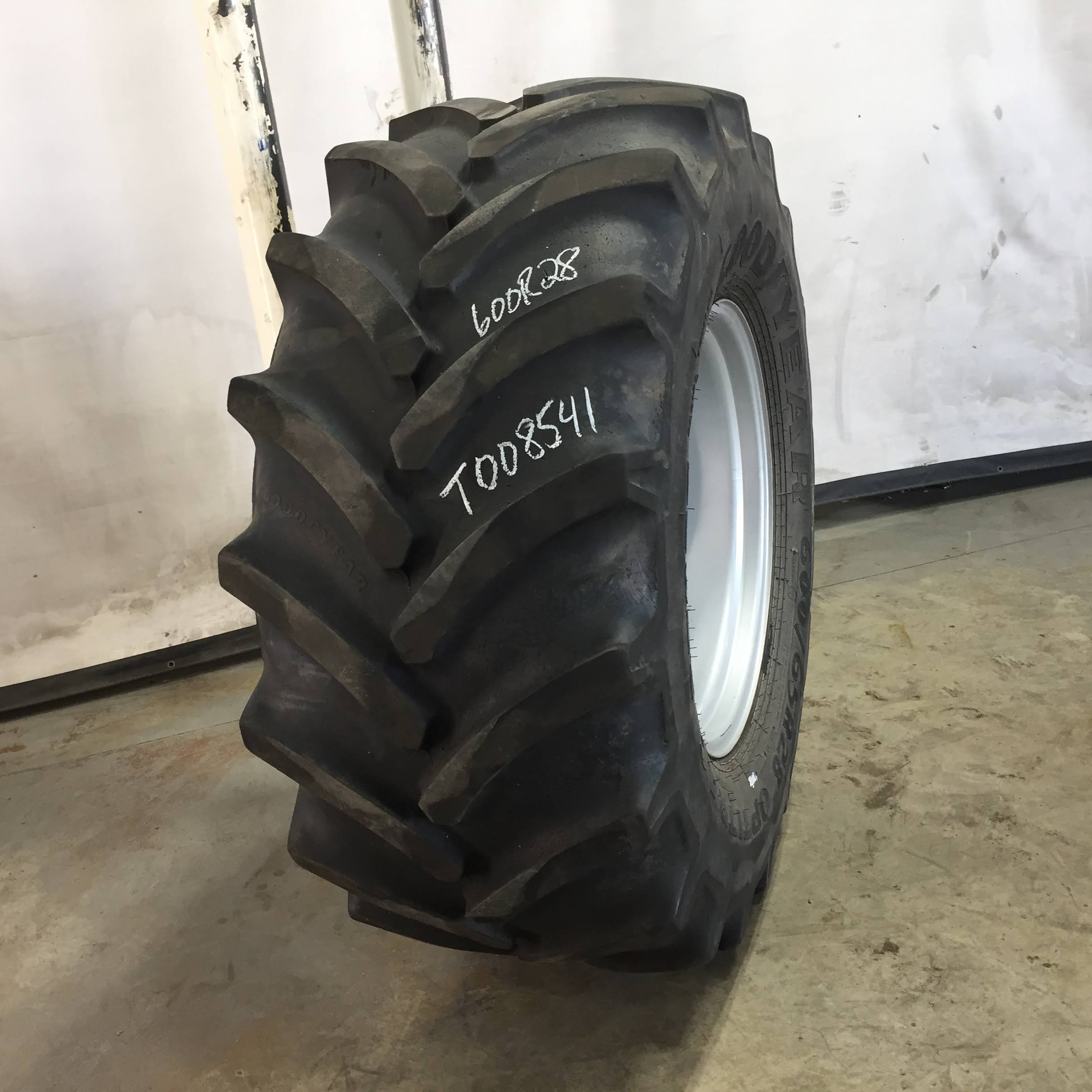 600/65R28 Goodyear Farm DT824 Optitrac R-1W Tire RT008541