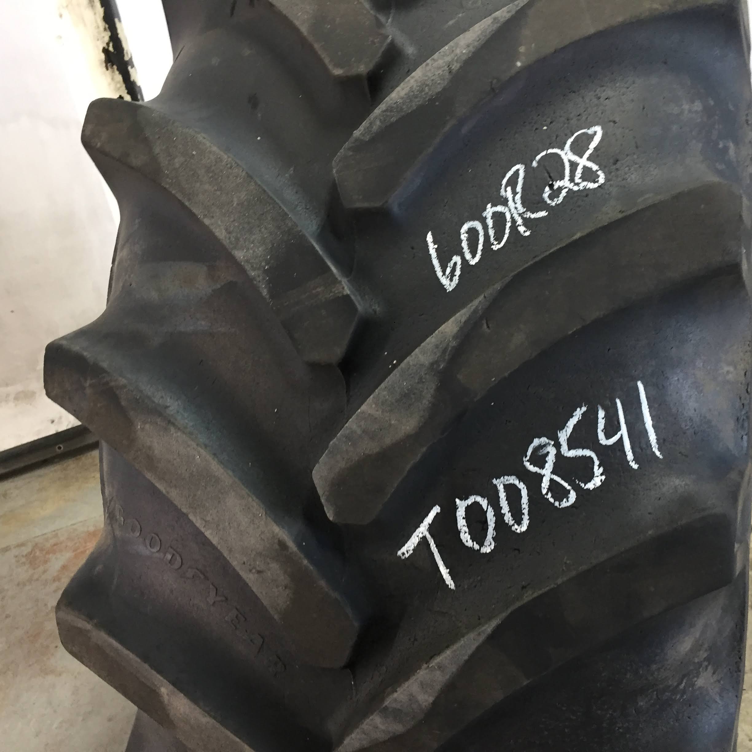 600/65R28 Goodyear Farm DT824 Optitrac R-1W Tire-Wheel Assembly T008541