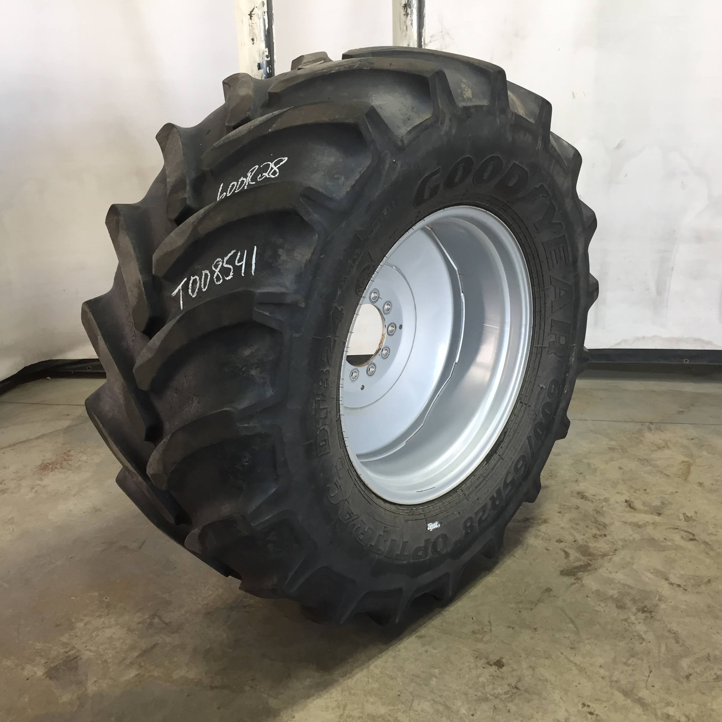 600/65R28 Goodyear Farm DT824 Optitrac R-1W Tire-Wheel Assembly T008541