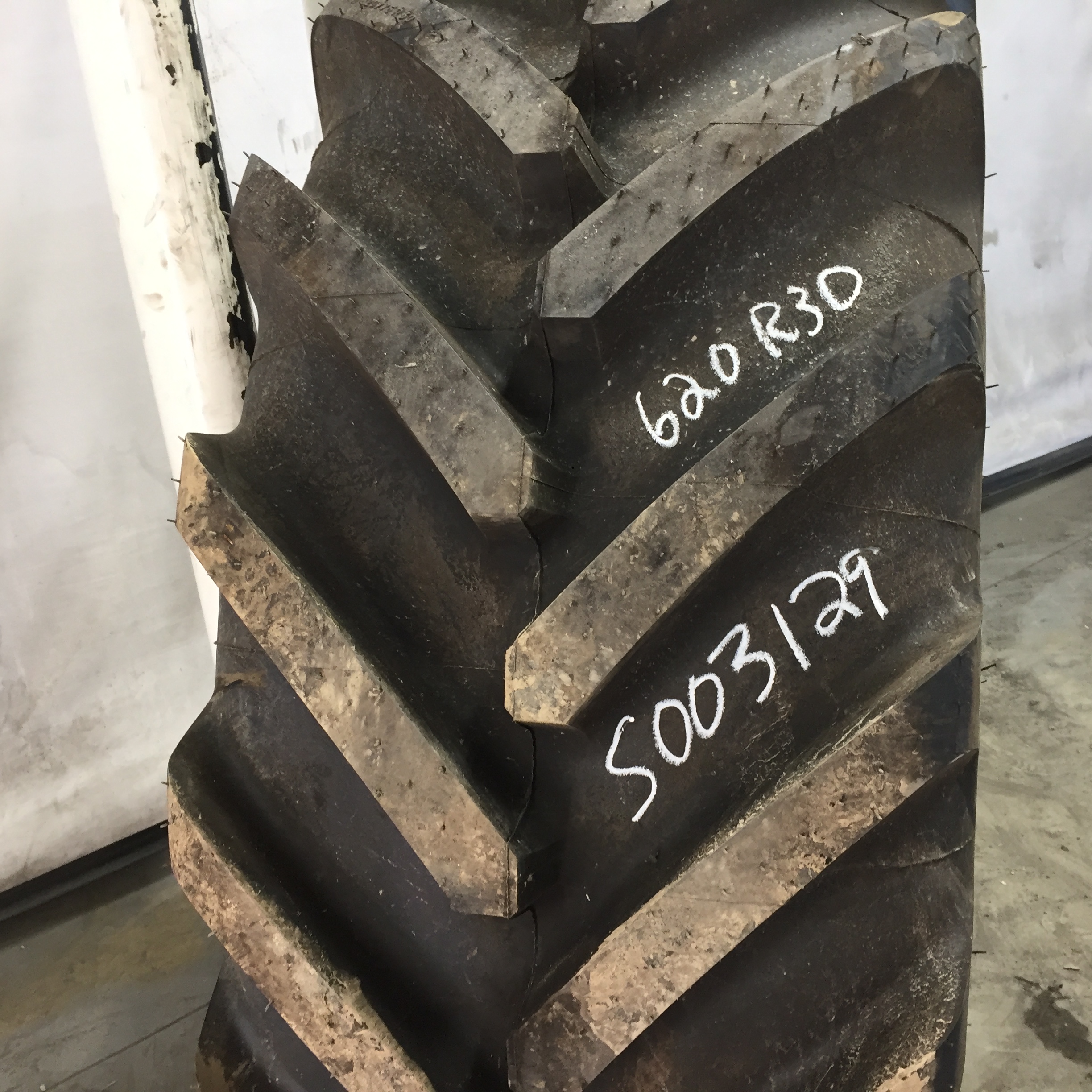 620/75R30 Michelin Axiobib R-1W Tire S003129