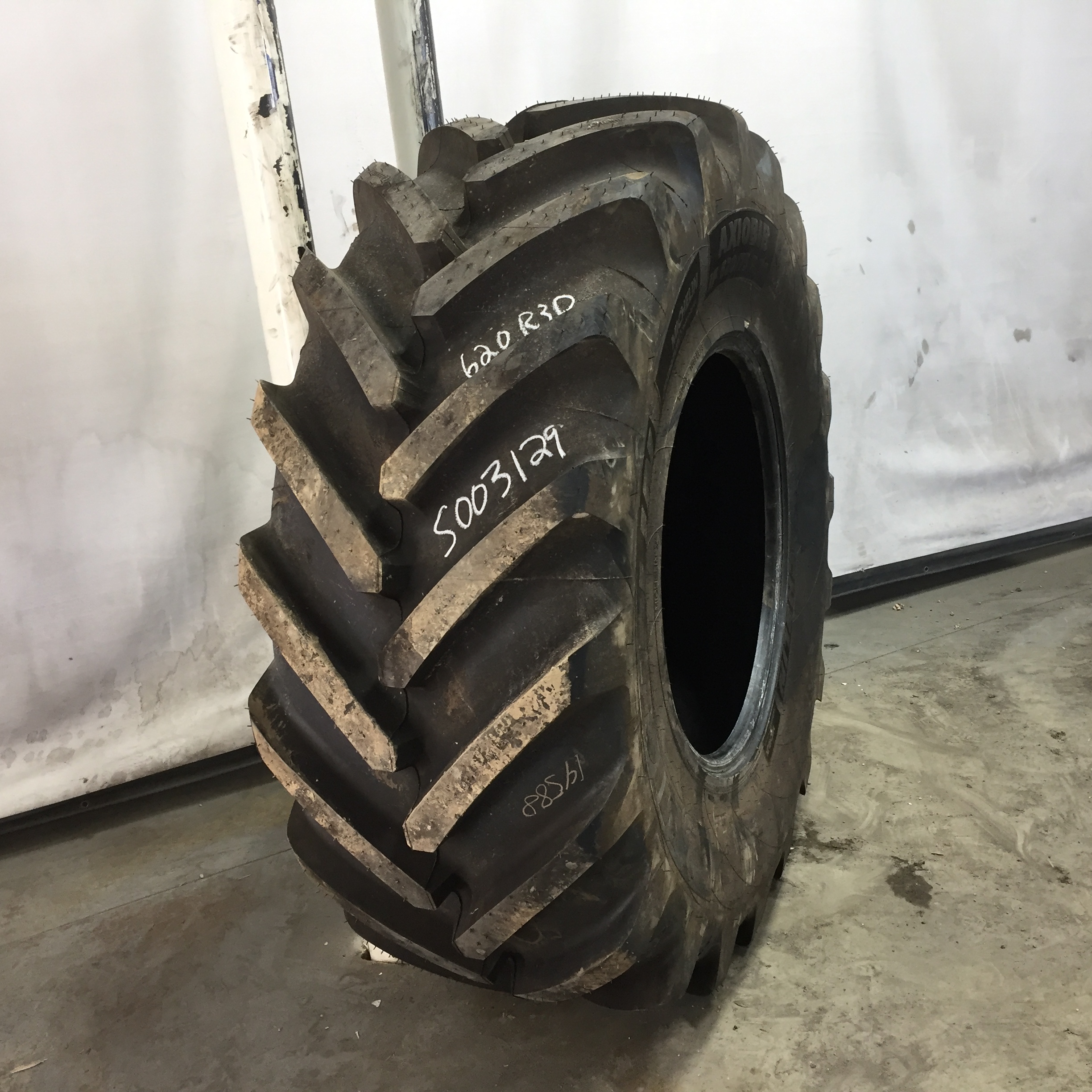 620/75R30 Michelin Axiobib R-1W Tire S003129
