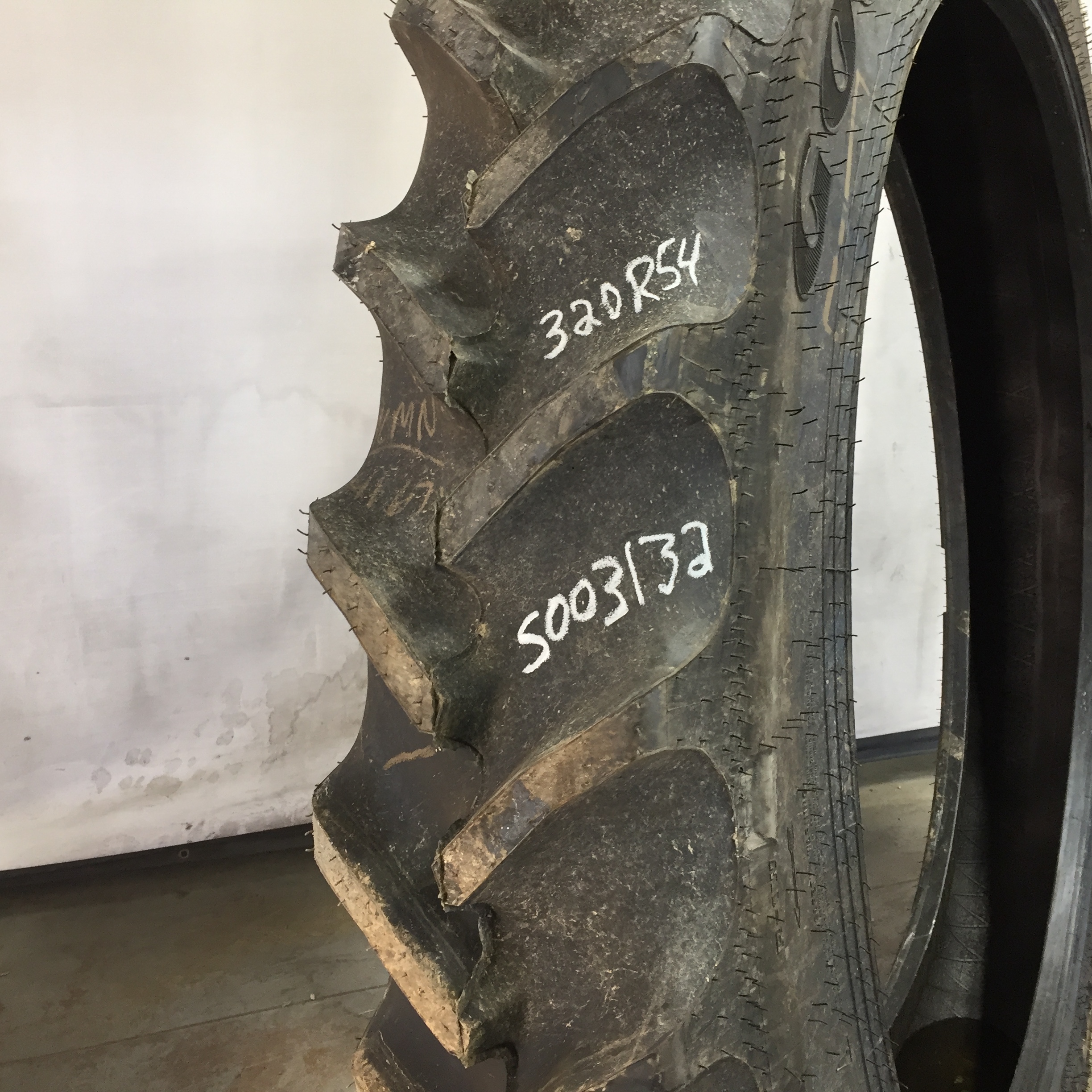 320/105R54 Goodyear Farm DT800 Super Traction R-1W Tire S003132