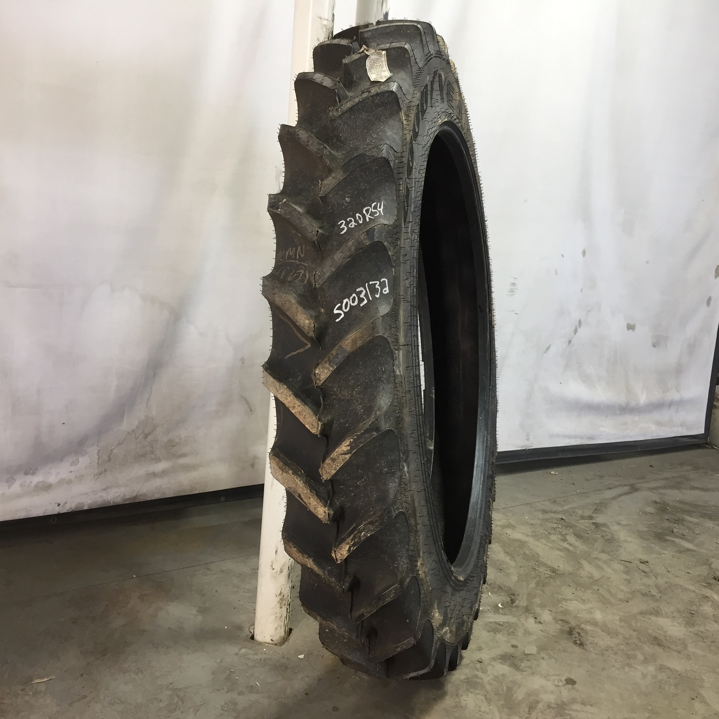 320/105R54 Goodyear Farm DT800 Super Traction R-1W Tire S003132