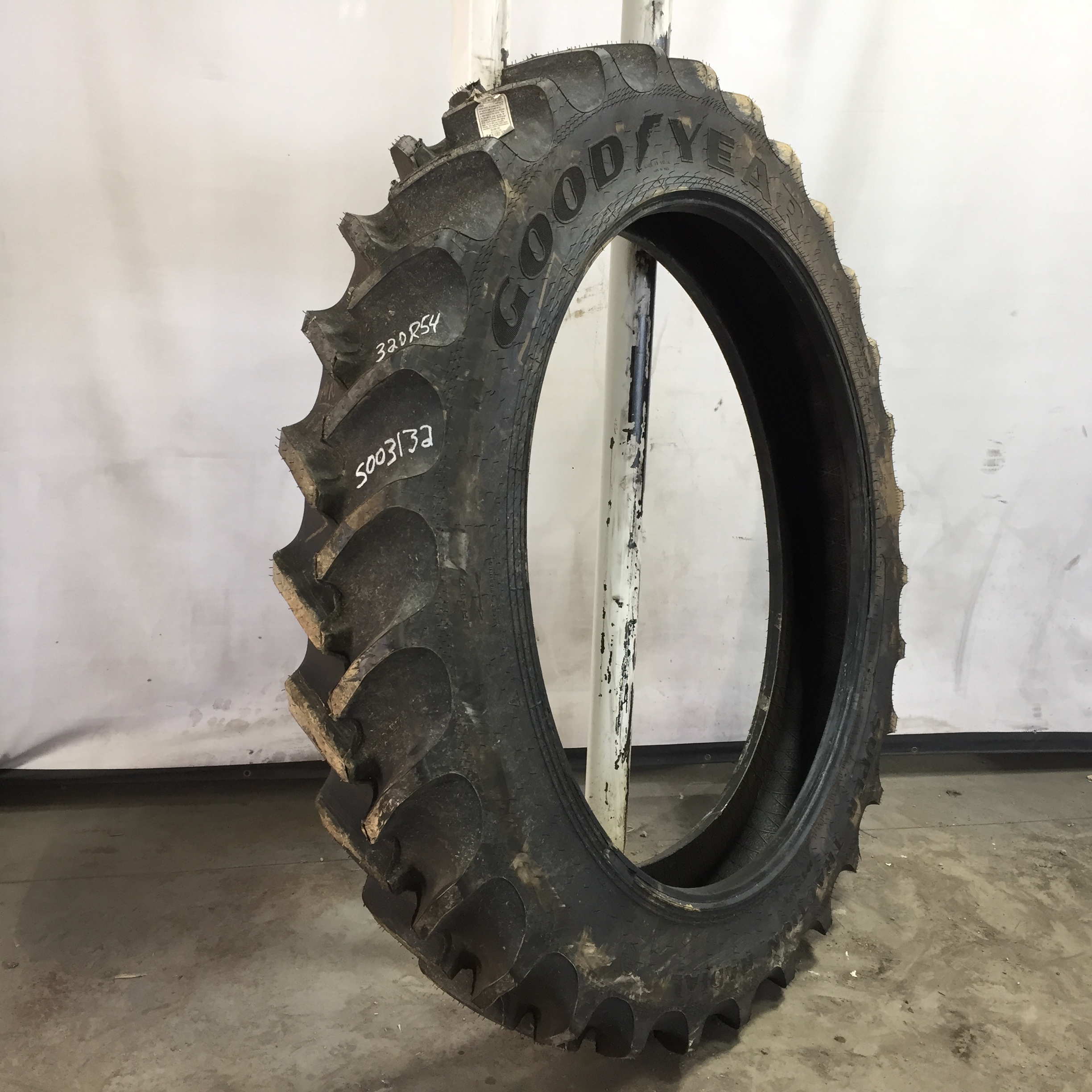 320/105R54 Goodyear Farm DT800 Super Traction R-1W Tire S003132