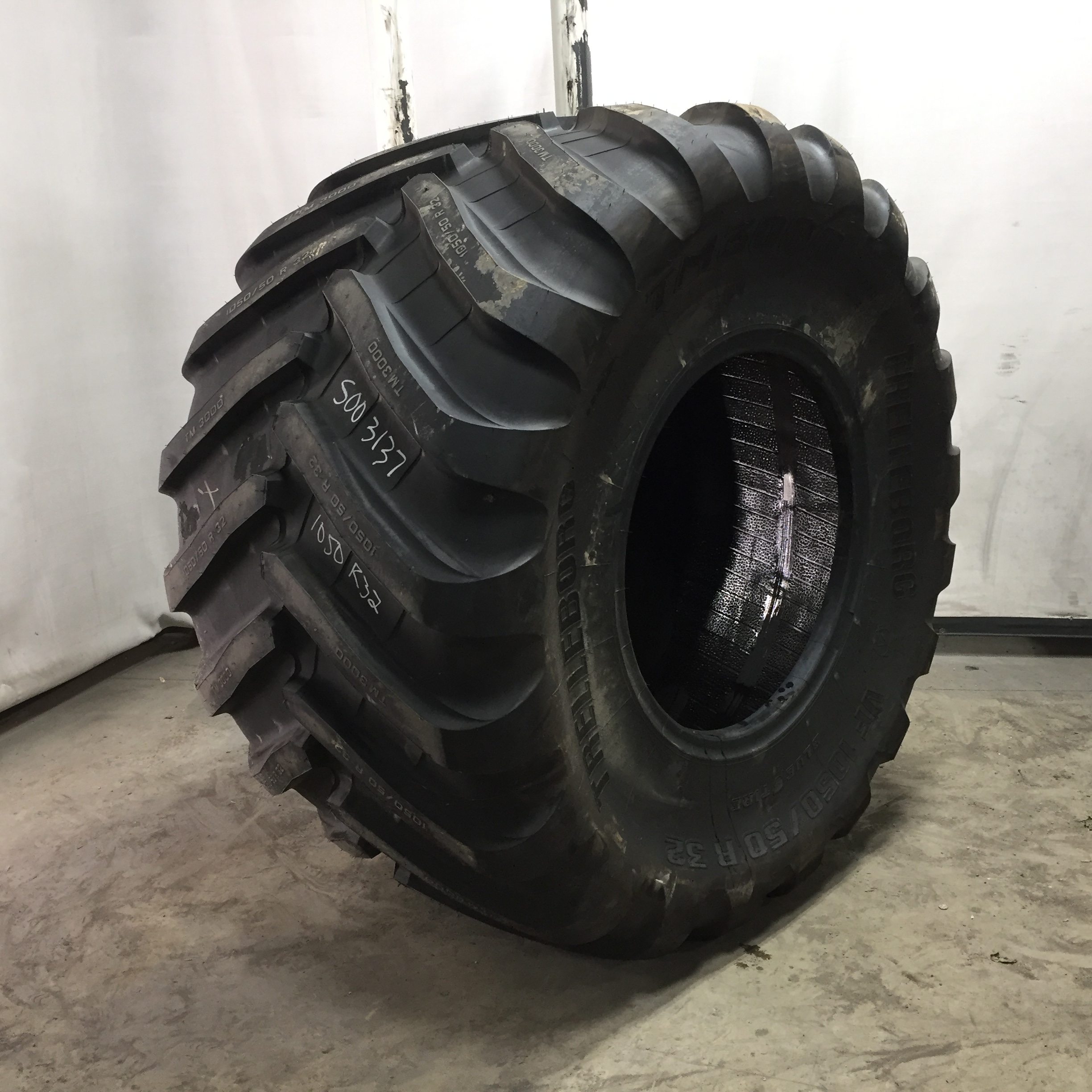 1050/50R32 Trelleborg TM3000 VF R-1W Tire S003137