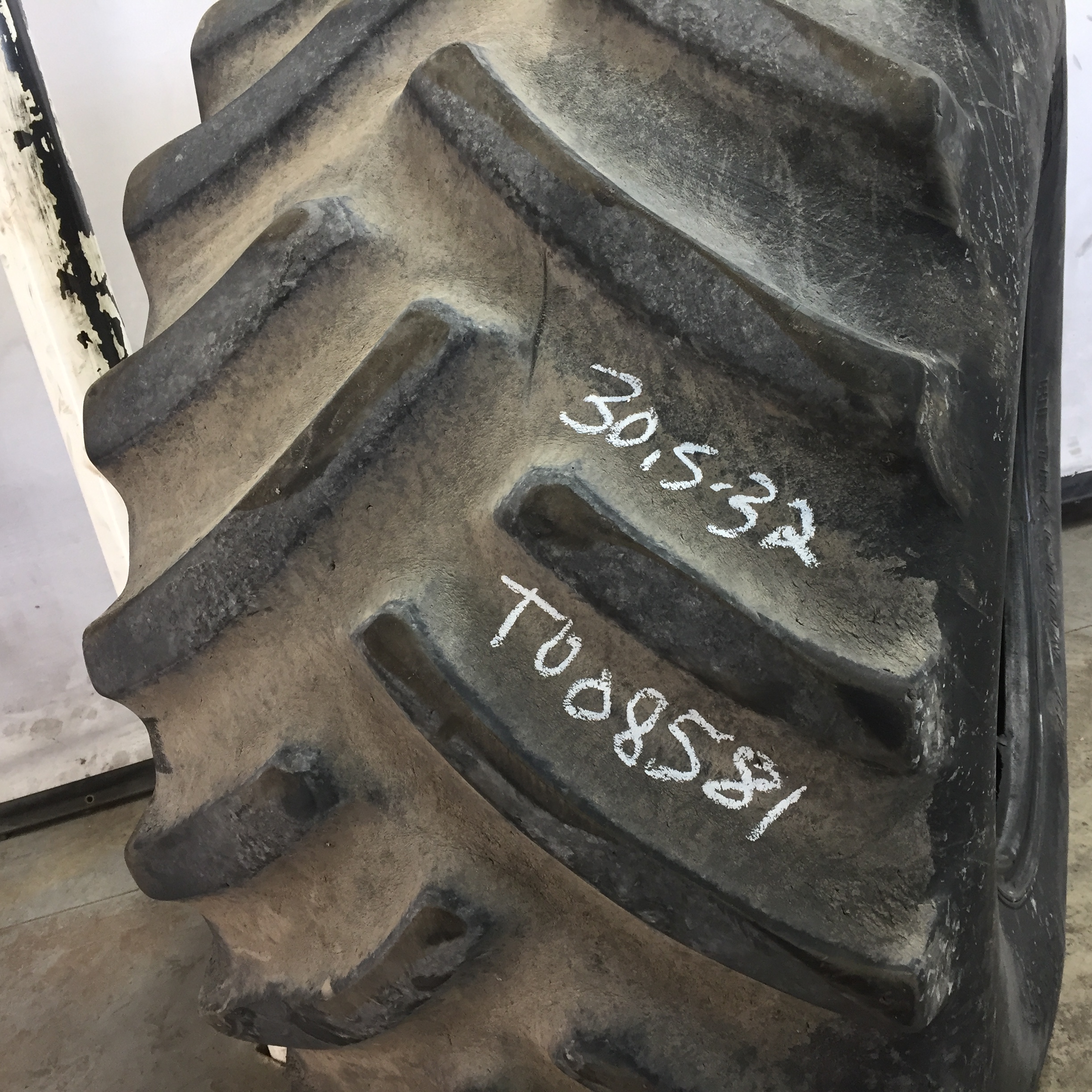 30.5/L-32 Armstrong Hi Traction Lug R-1 Tire T008581