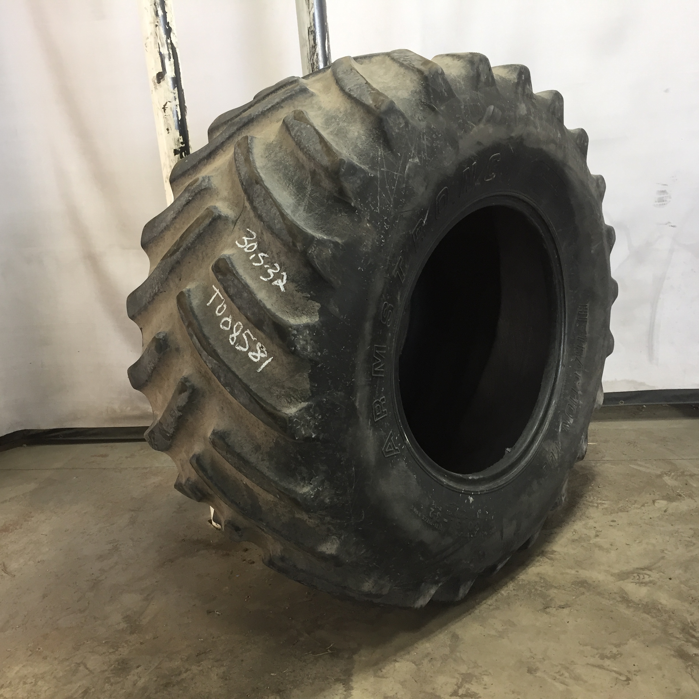 30.5/L-32 Armstrong Hi Traction Lug R-1 Tire T008581