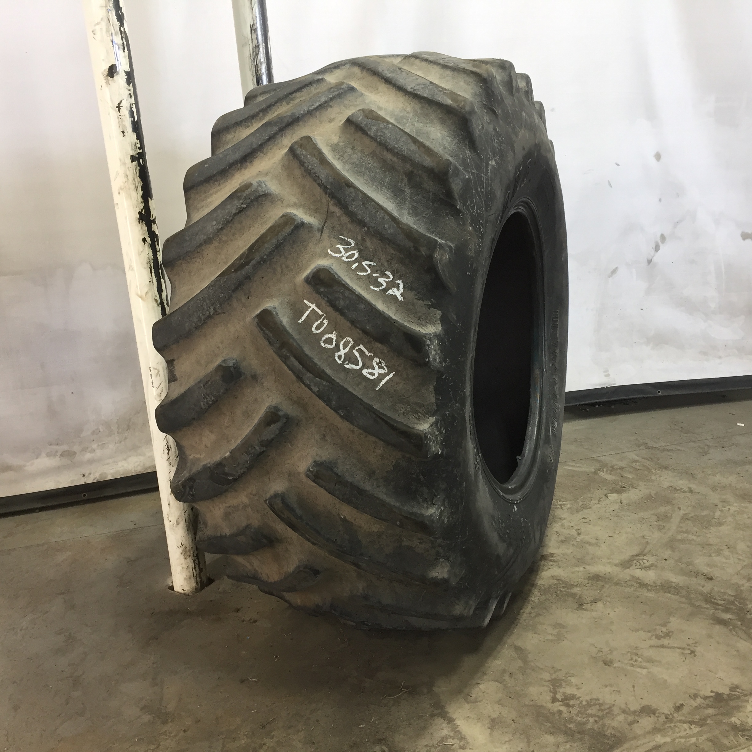 30.5/L-32 Armstrong Hi Traction Lug R-1 Tire T008581