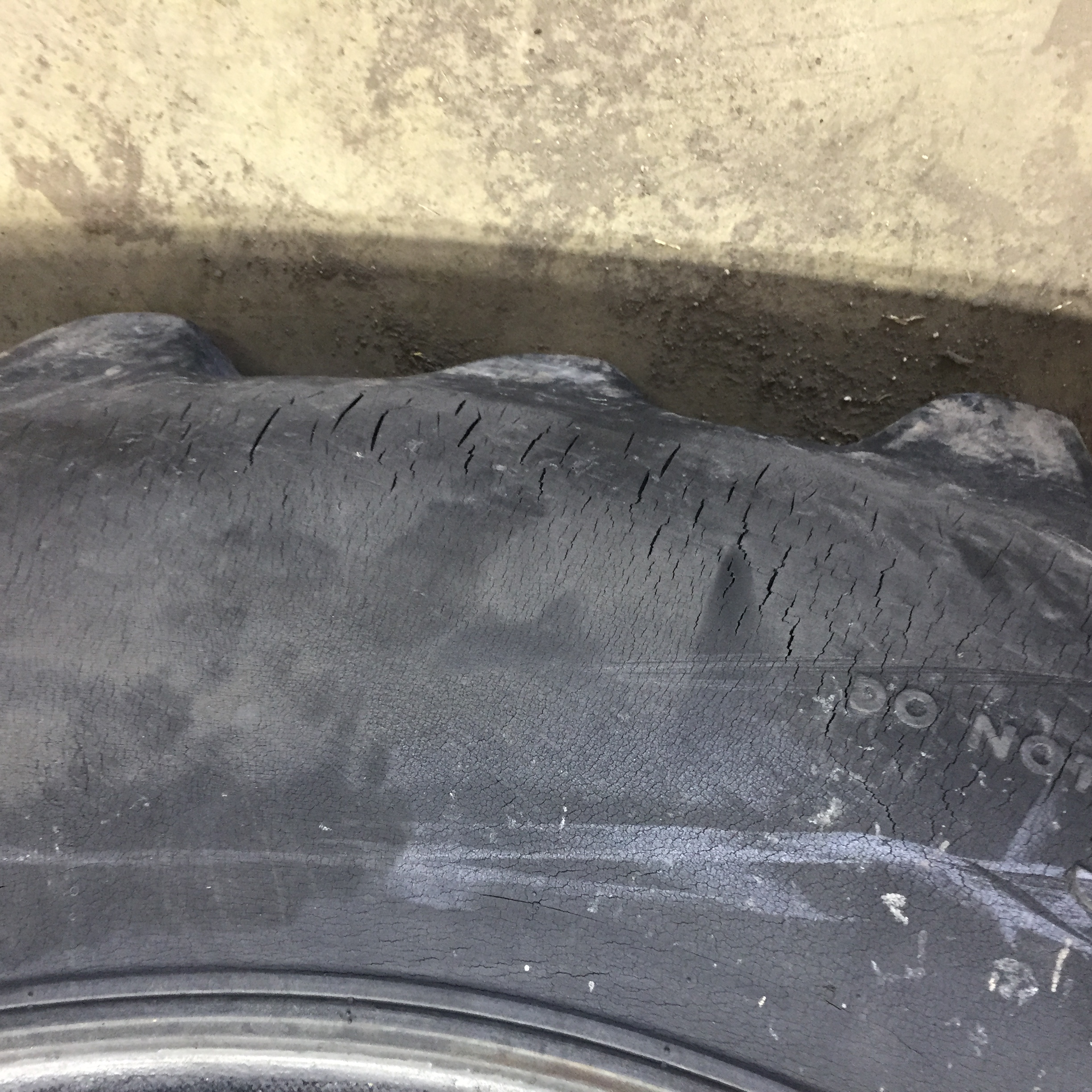 30.5/L-32 Armstrong Hi Traction Lug R-1 Tire T008581