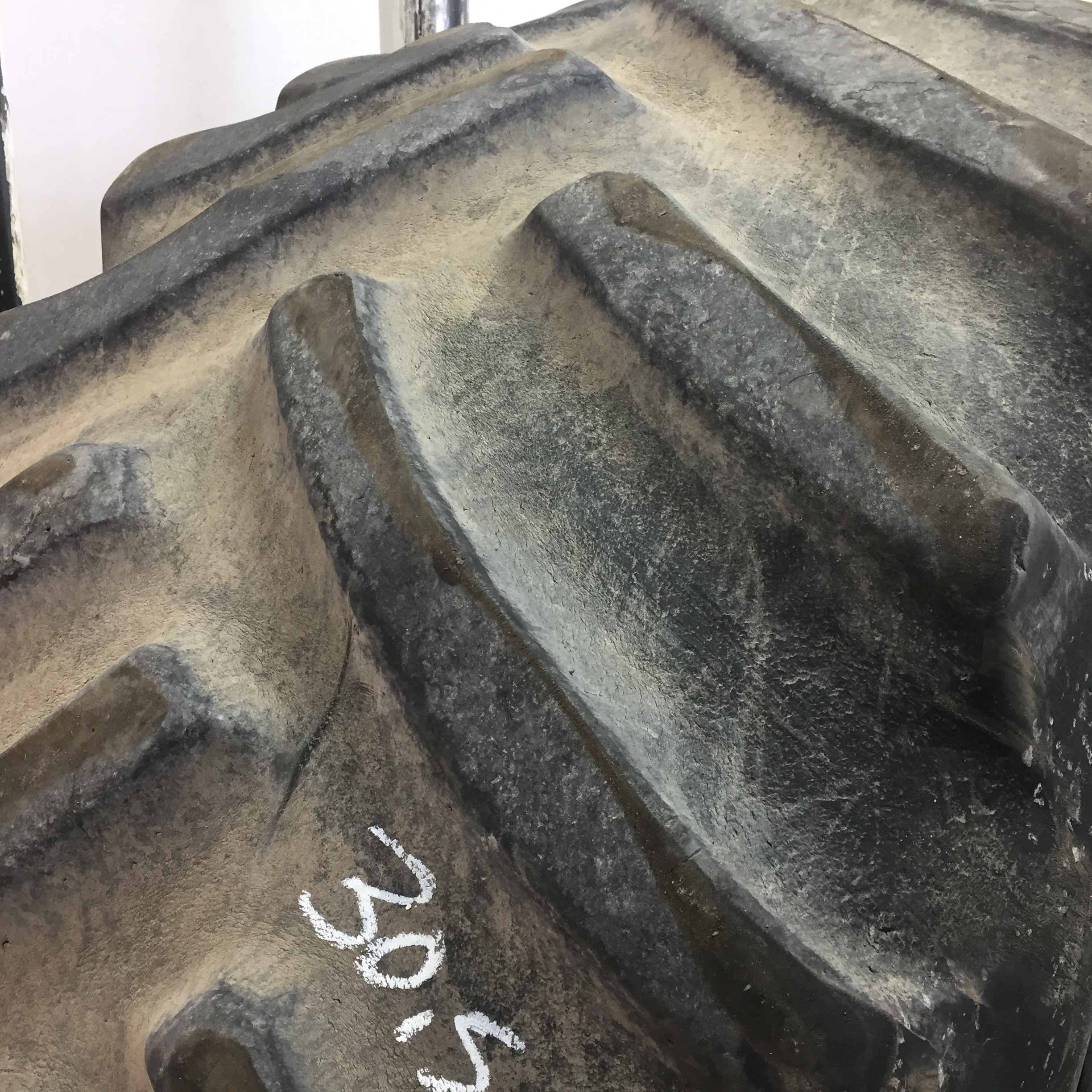 30.5/L-32 Armstrong Hi Traction Lug R-1 Tire T008581