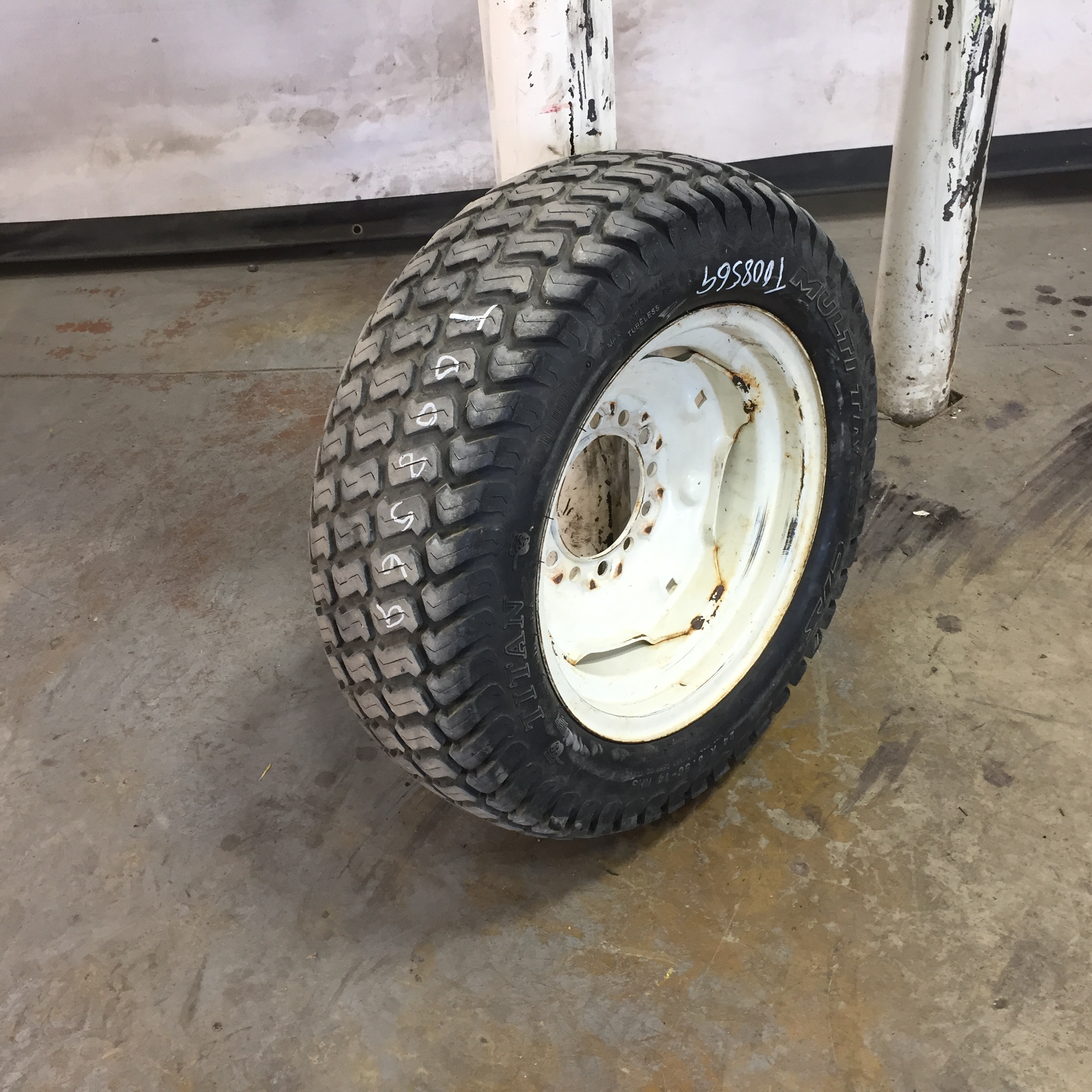 24/8.50-14 Titan Farm Multi Trac C/S HF-1 Tire RT008569