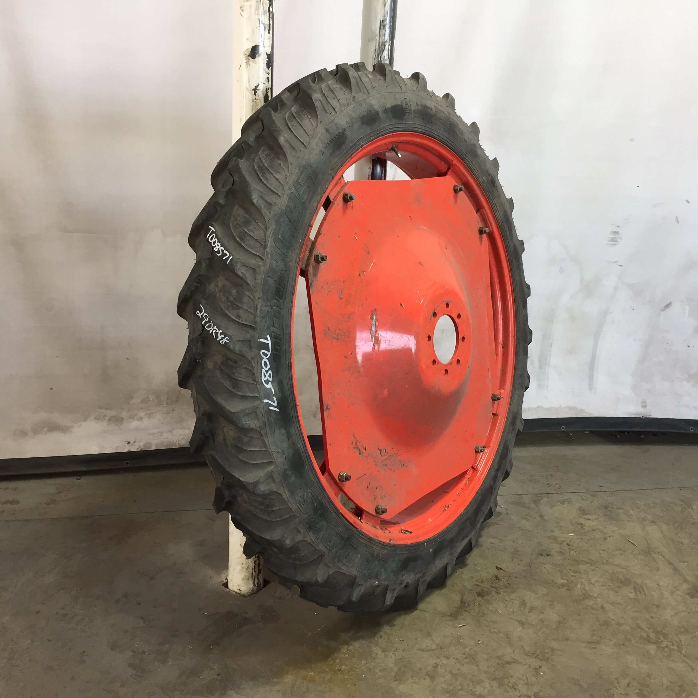 230/95R48 Taurus Soil Saver RC95 R-1 Rim with Clamp/U-Clamp (groups of 2 bolts) Tire-Wheel Assembly T008571