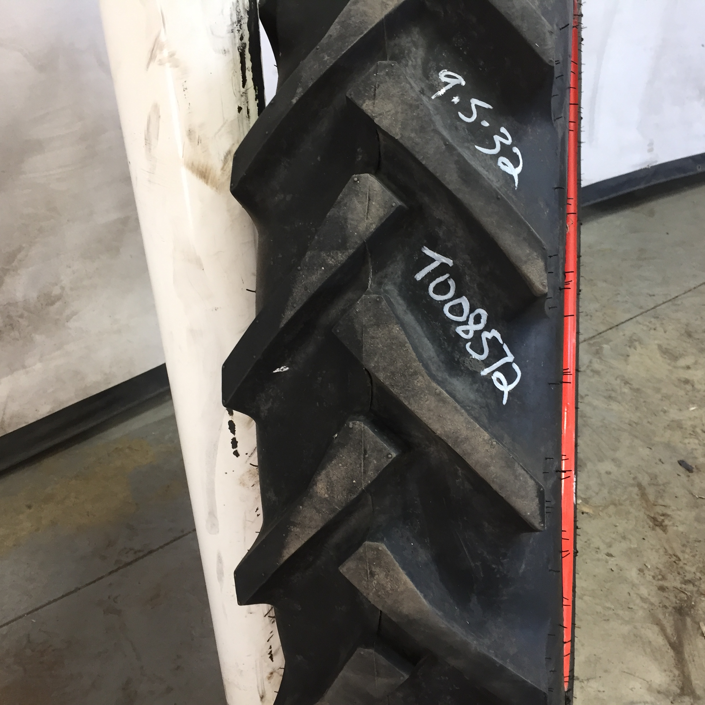 9.5/-32 Alliance 324 Bias R-1 Tire RT008572