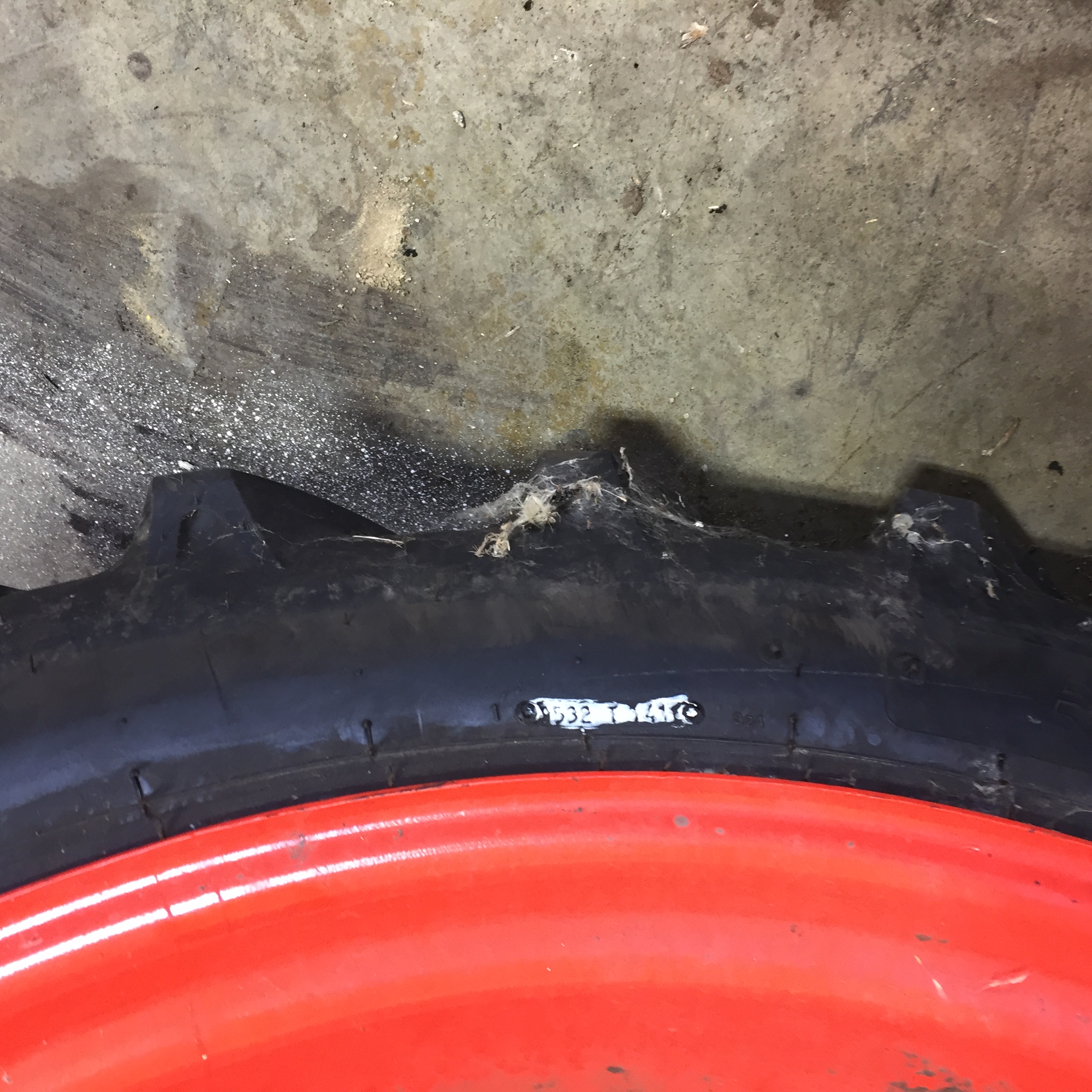 9.5/-32 Alliance 324 Bias R-1 Tire RT008572