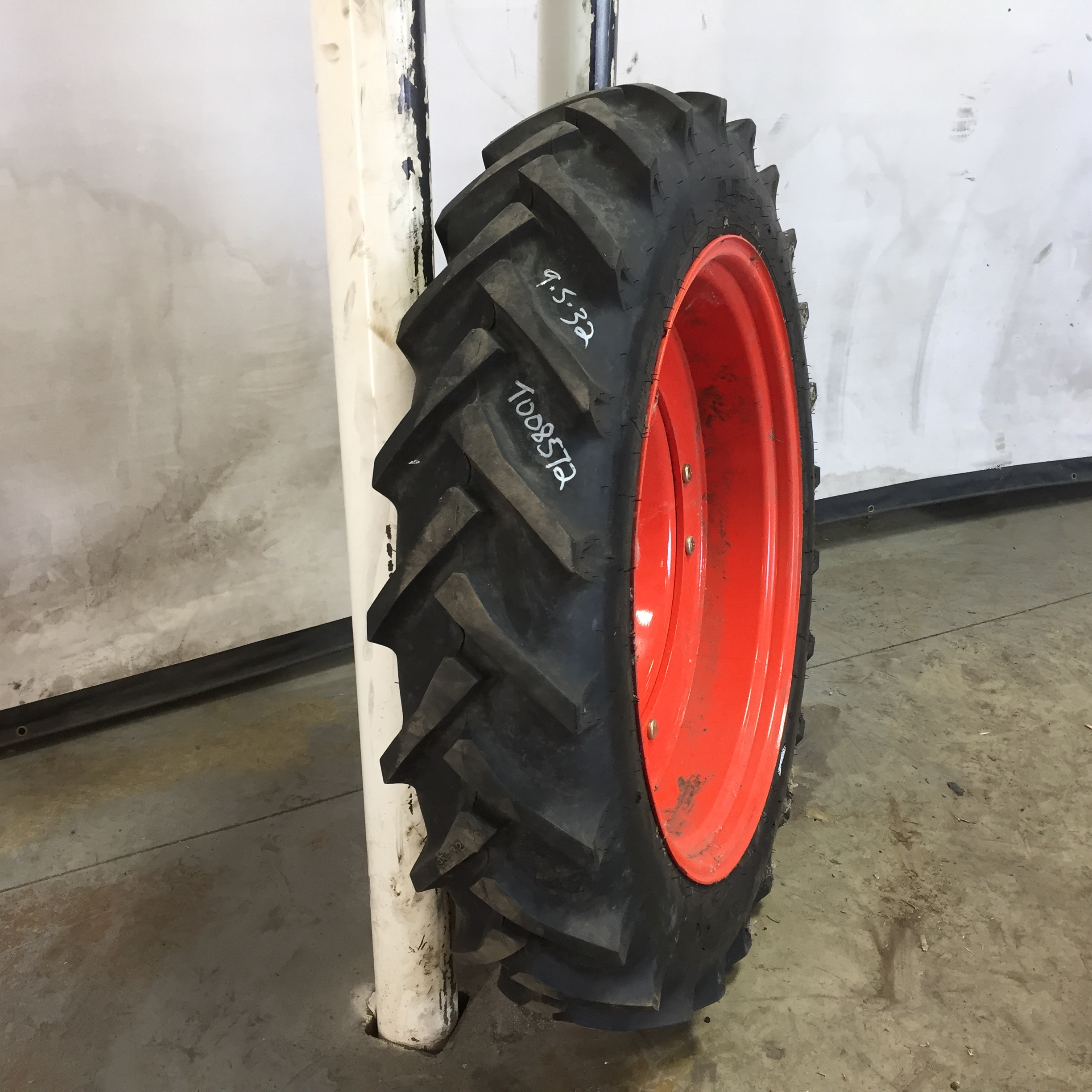9.5/-32 Alliance 324 Bias R-1 Tire RT008572