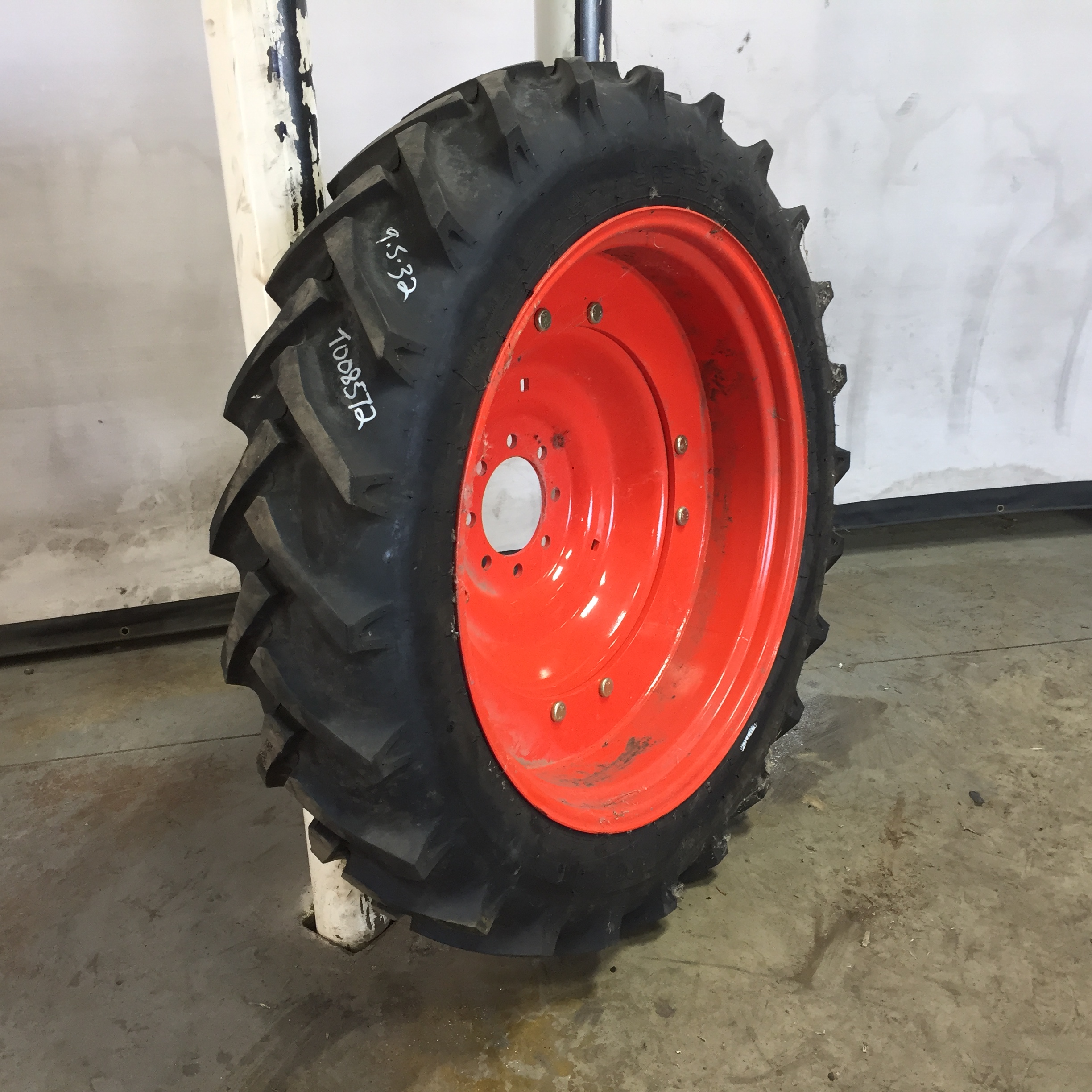 9.5/-32 Alliance 324 Bias R-1 Tire RT008572