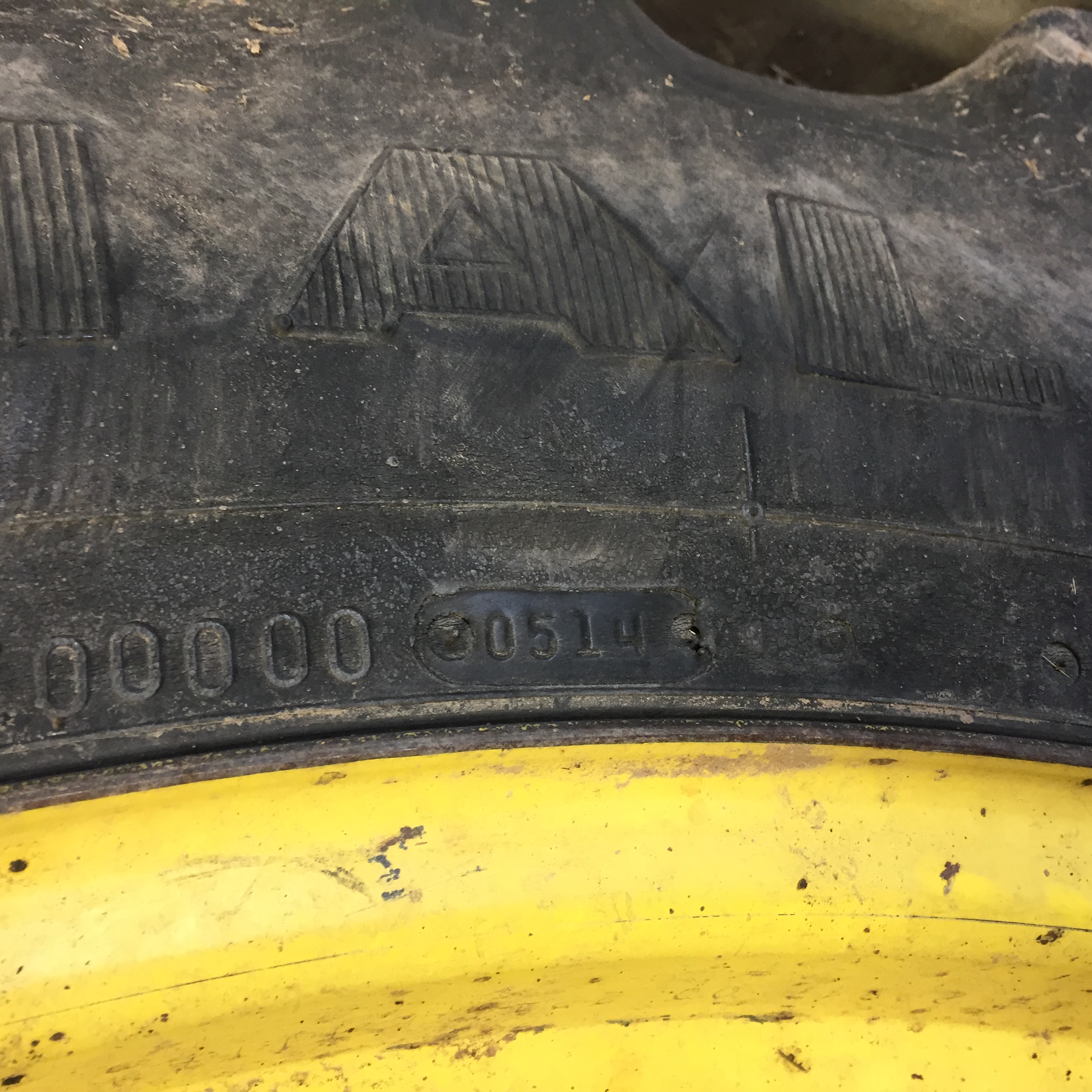 320/90R42 Firestone Radial 9000 R-1W Tire RT008589