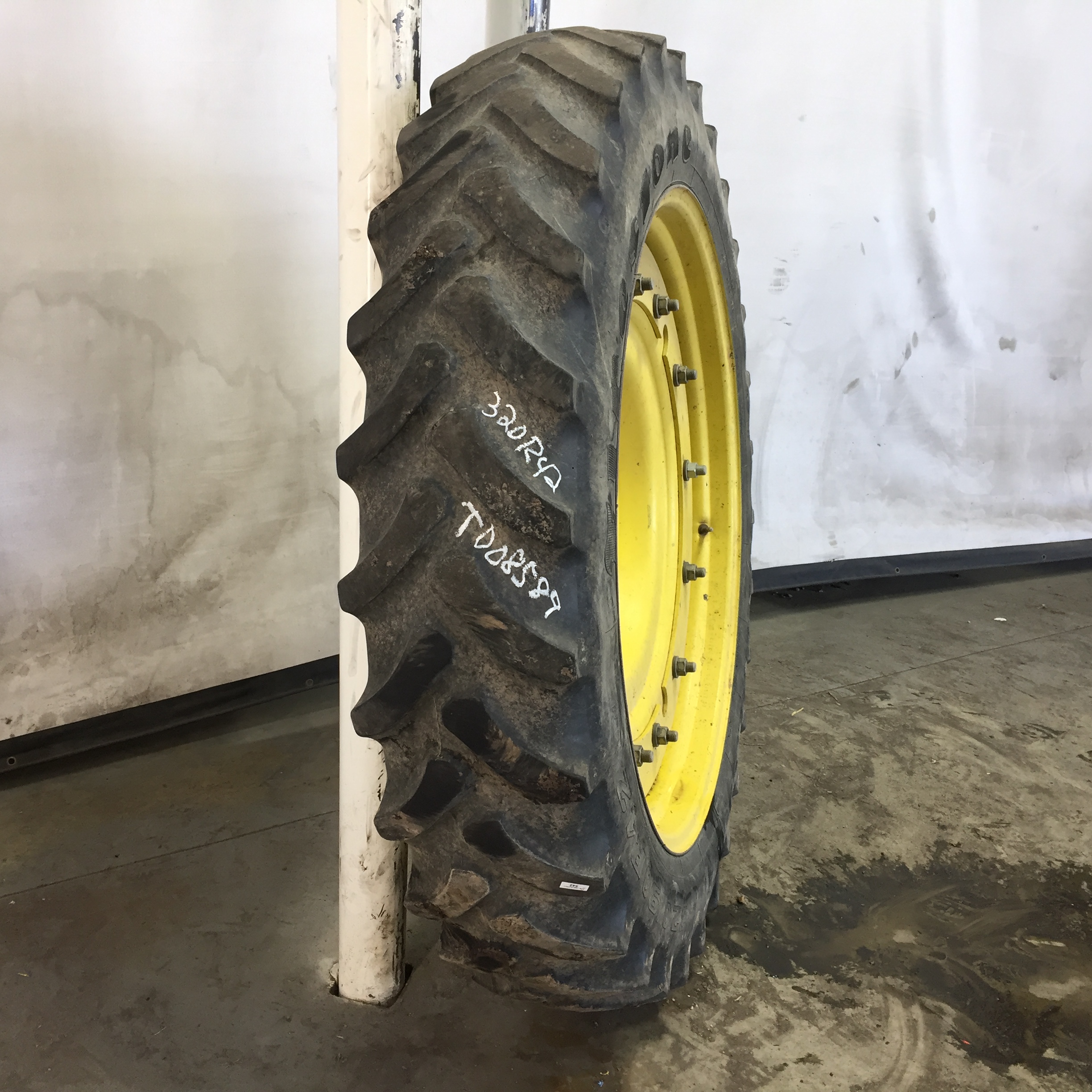 320/90R42 Firestone Radial 9000 R-1W Tire RT008589