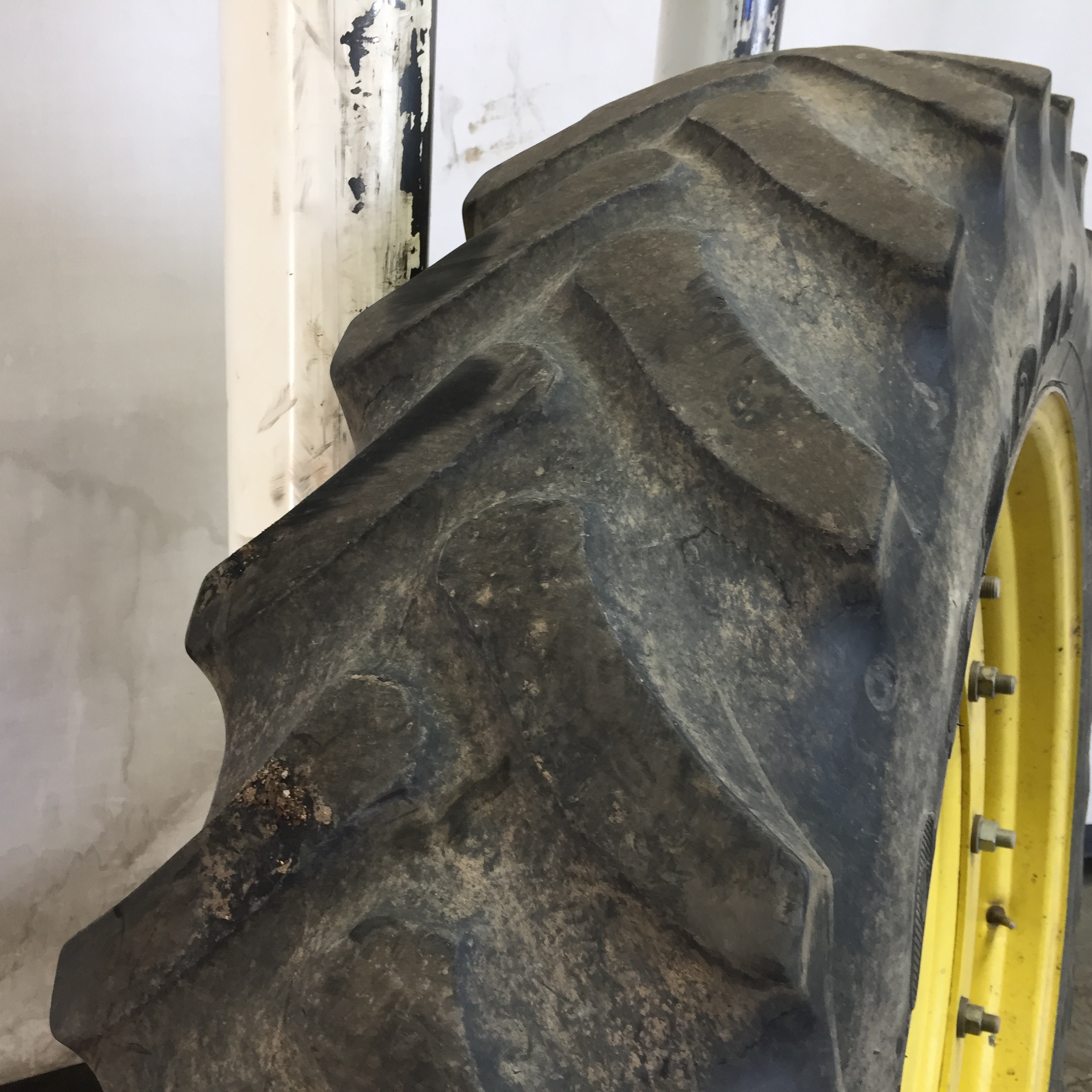 320/90R42 Firestone Radial 9000 R-1W Tire RT008589