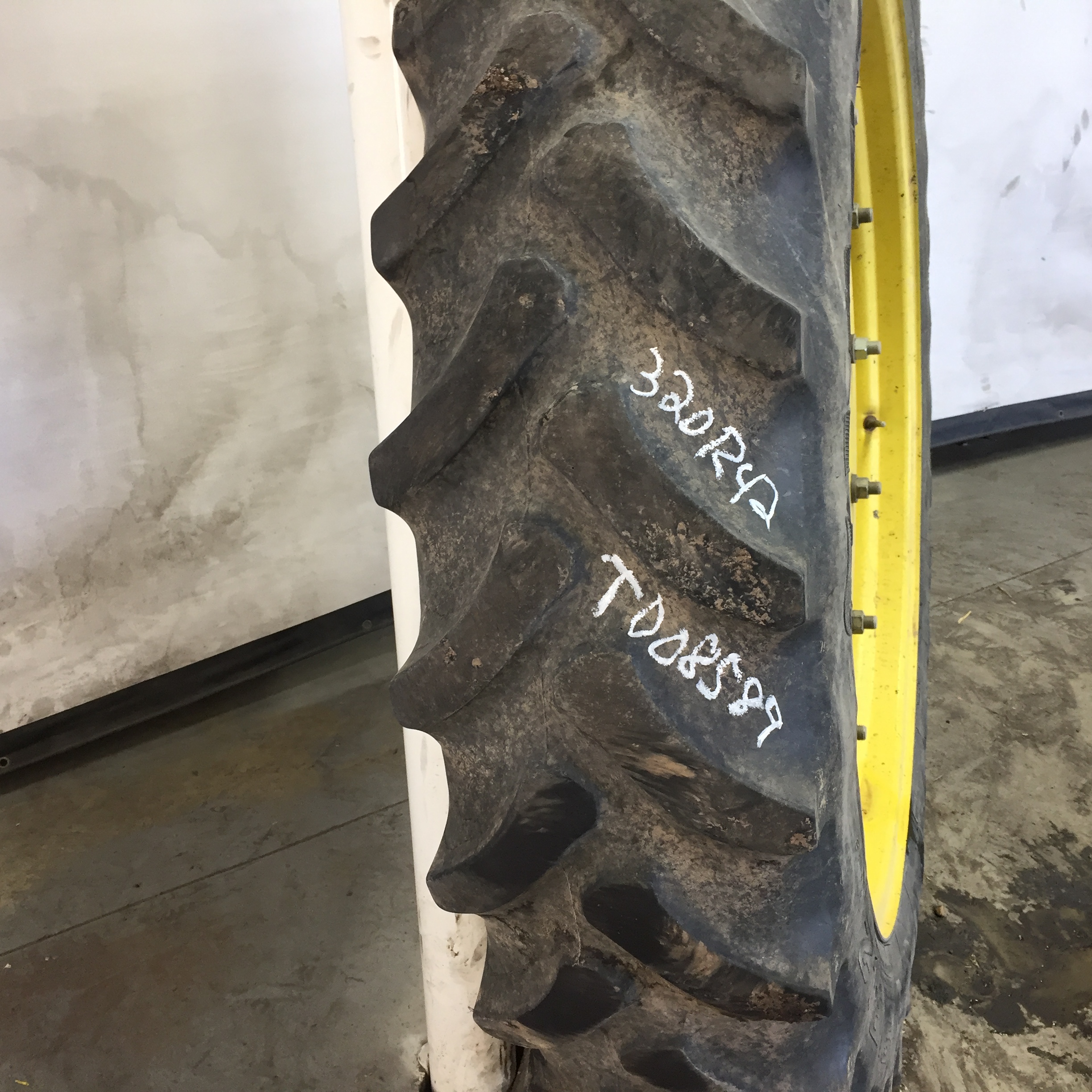 320/90R42 Firestone Radial 9000 R-1W Stub Disc Tire-Wheel Assembly T008589