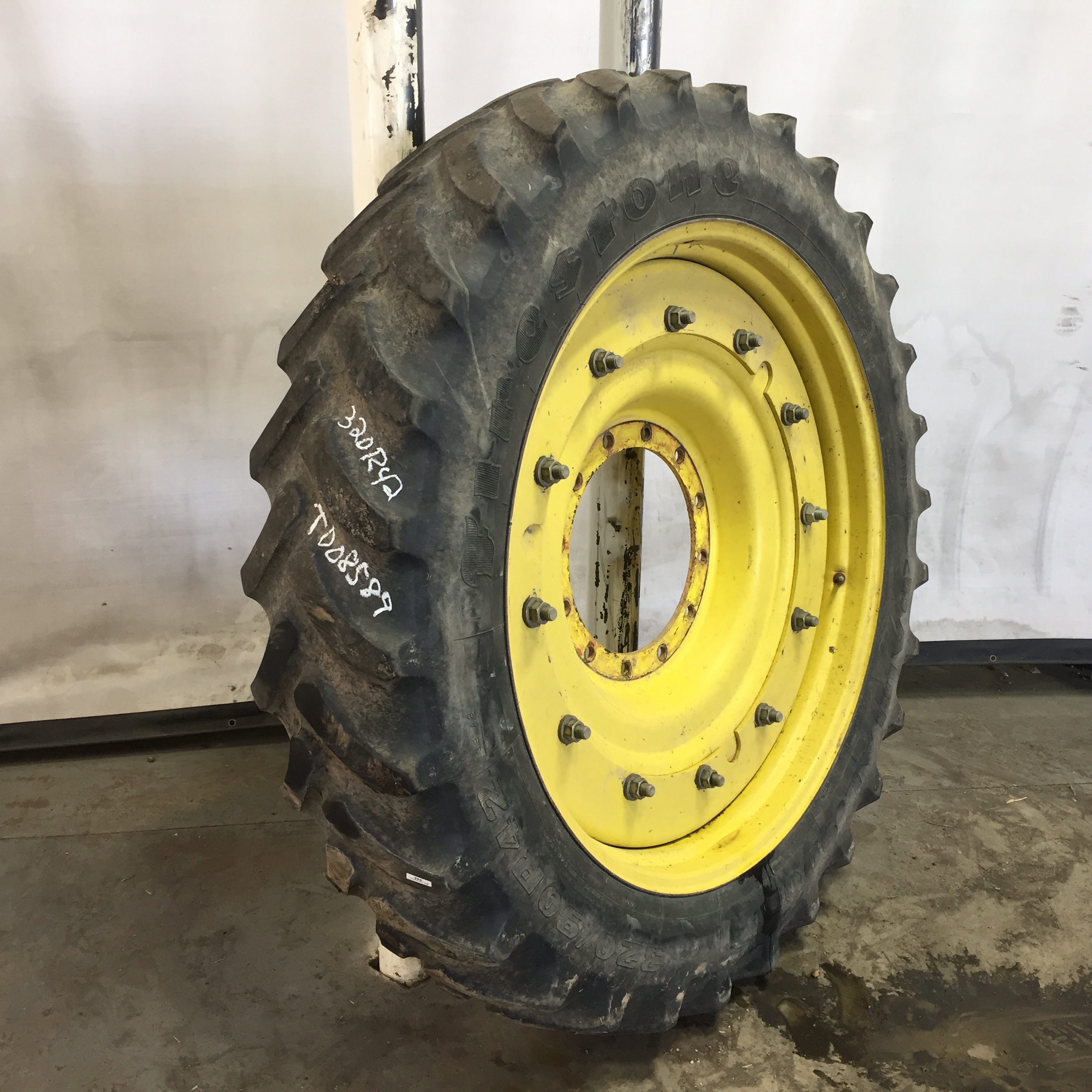 320/90R42 Firestone Radial 9000 R-1W Stub Disc Tire-Wheel Assembly T008589