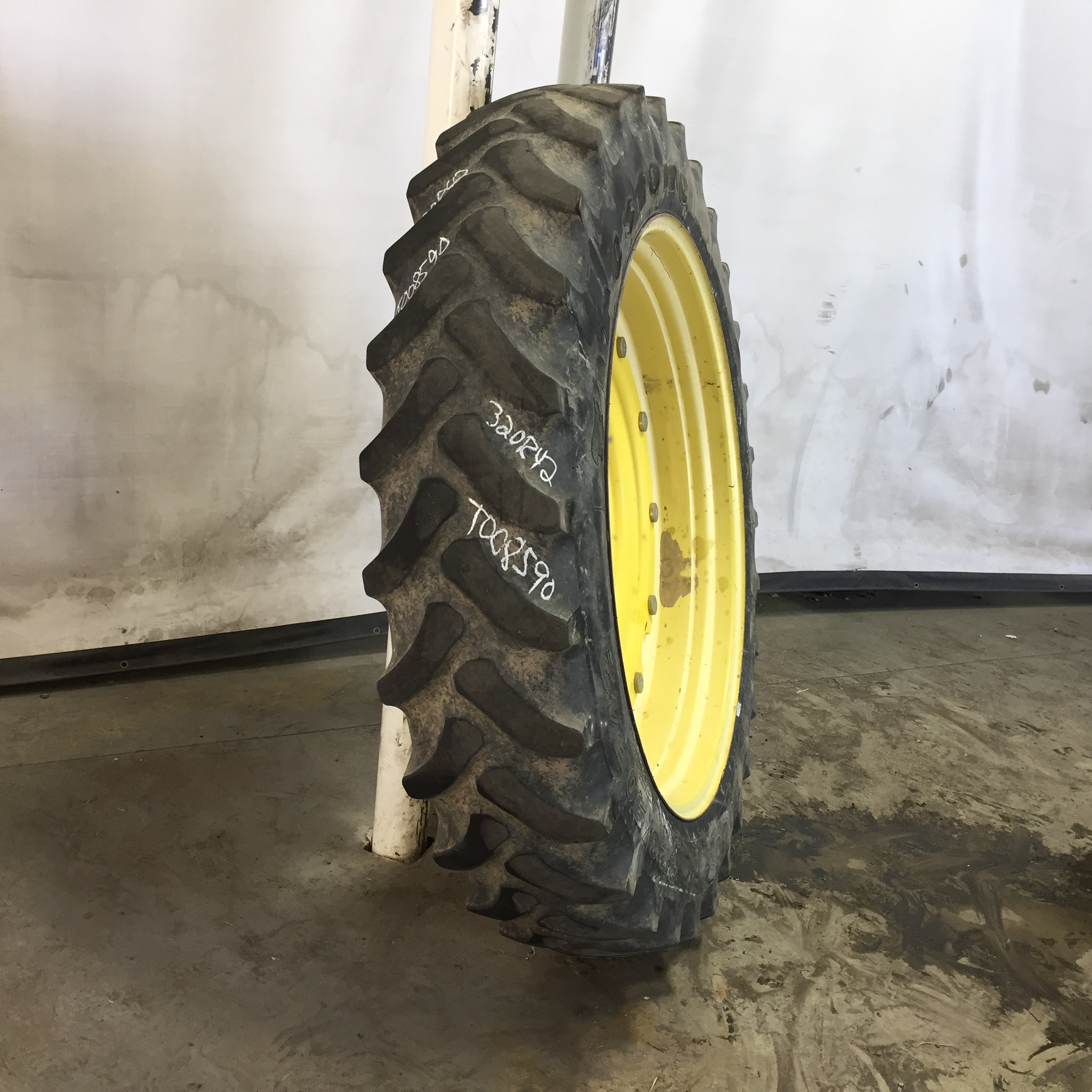 320/90R42 Firestone Radial 9000 R-1W Tire RT008590