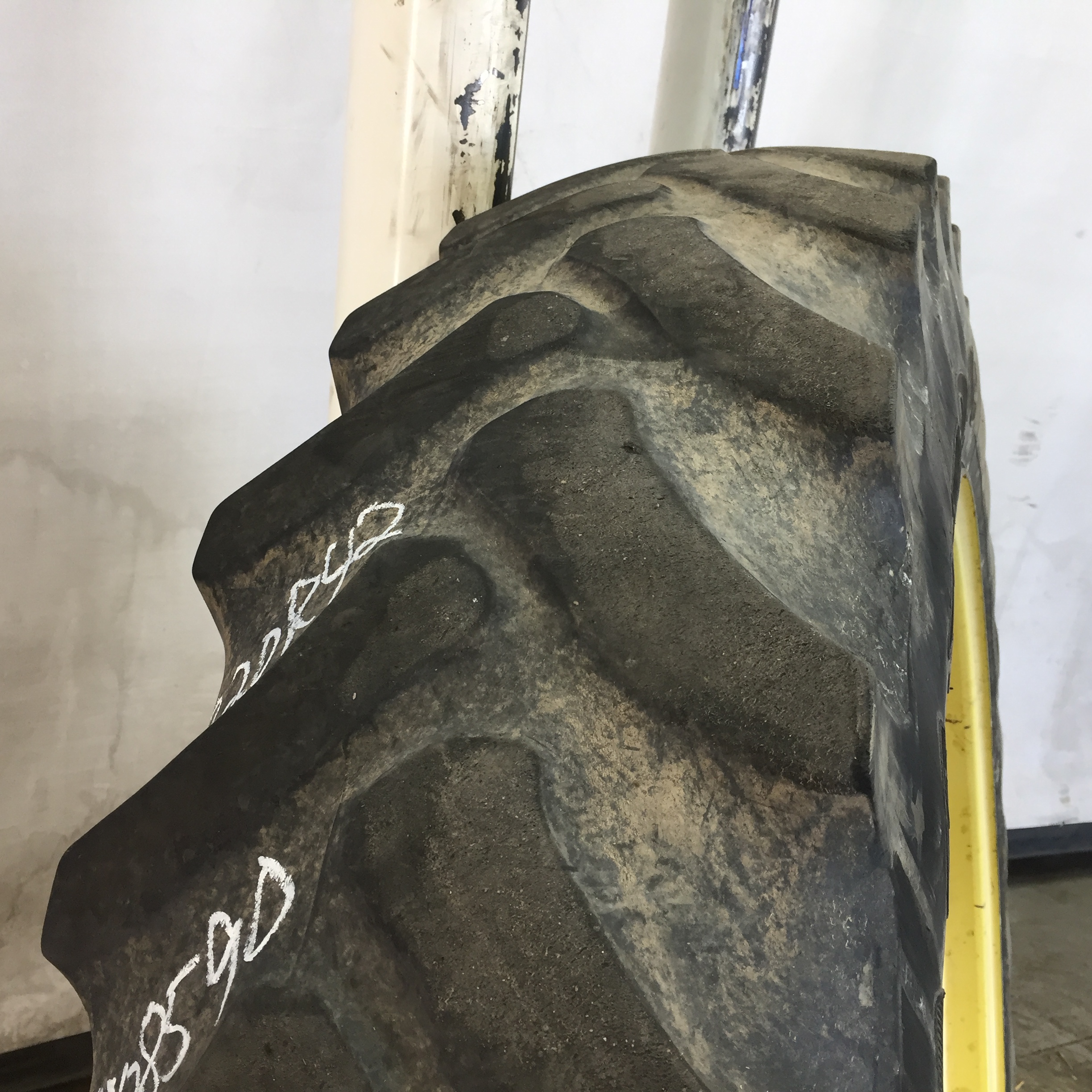 320/90R42 Firestone Radial 9000 R-1W Tire RT008590