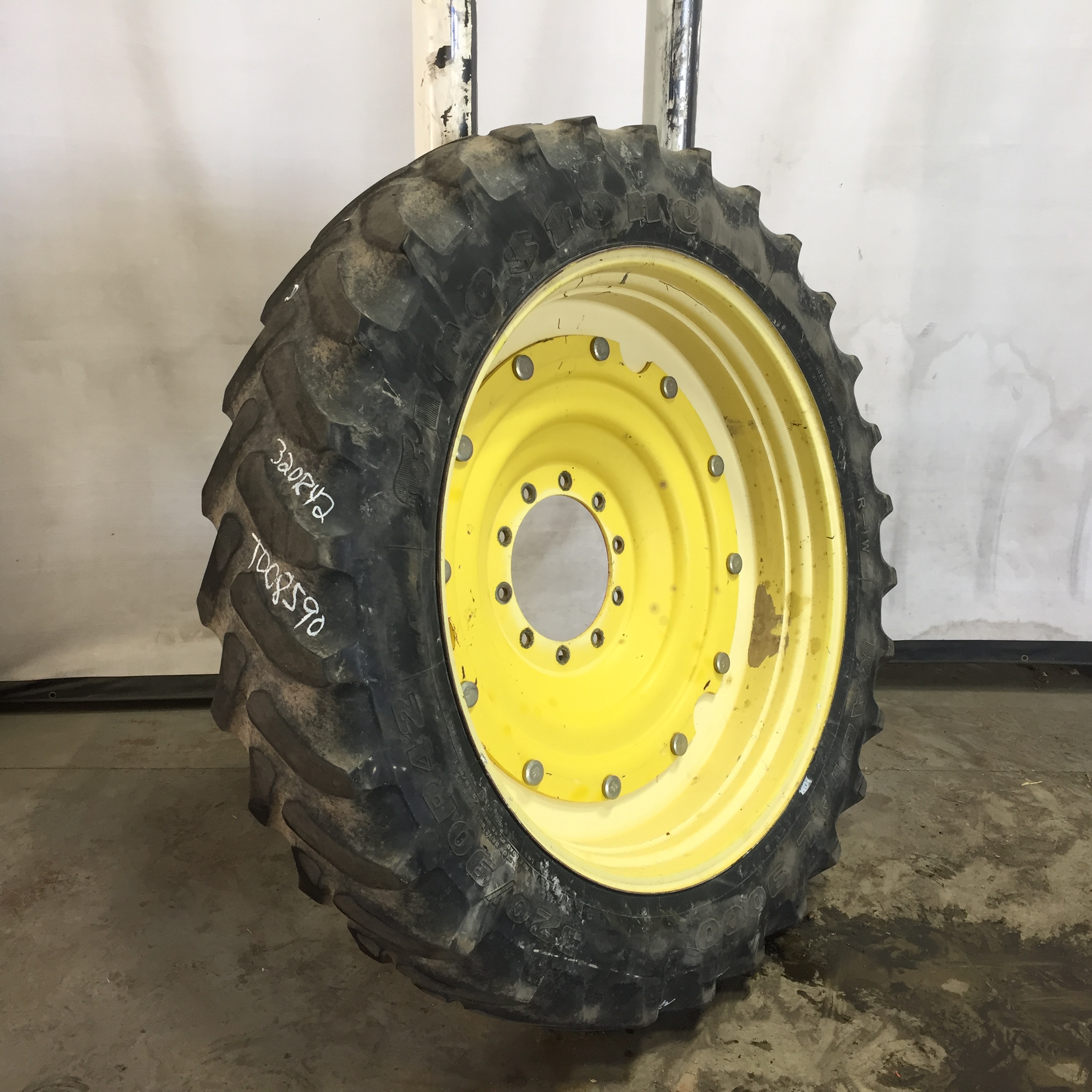 320/90R42 Firestone Radial 9000 R-1W Tire RT008590