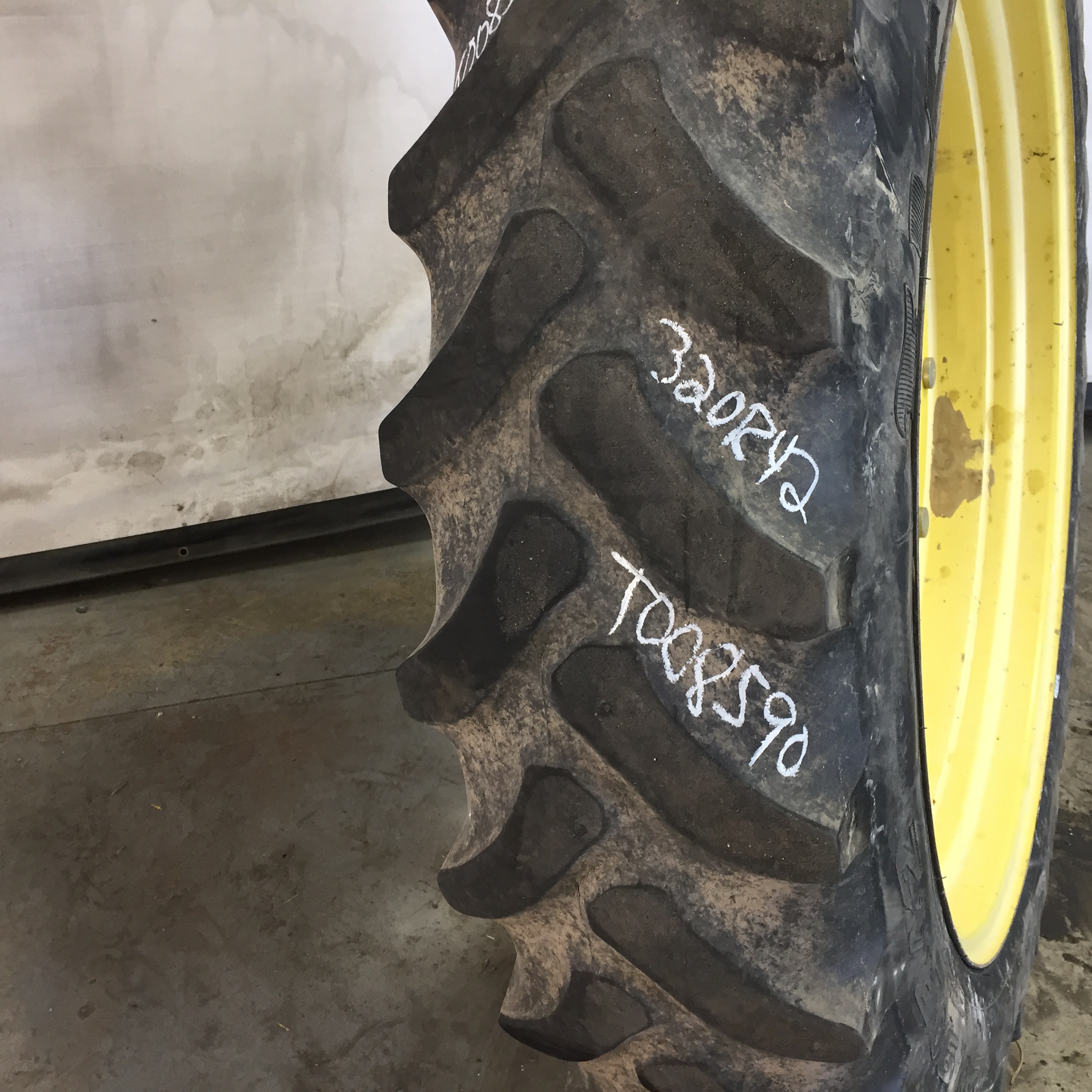 320/90R42 Firestone Radial 9000 R-1W Tire RT008590