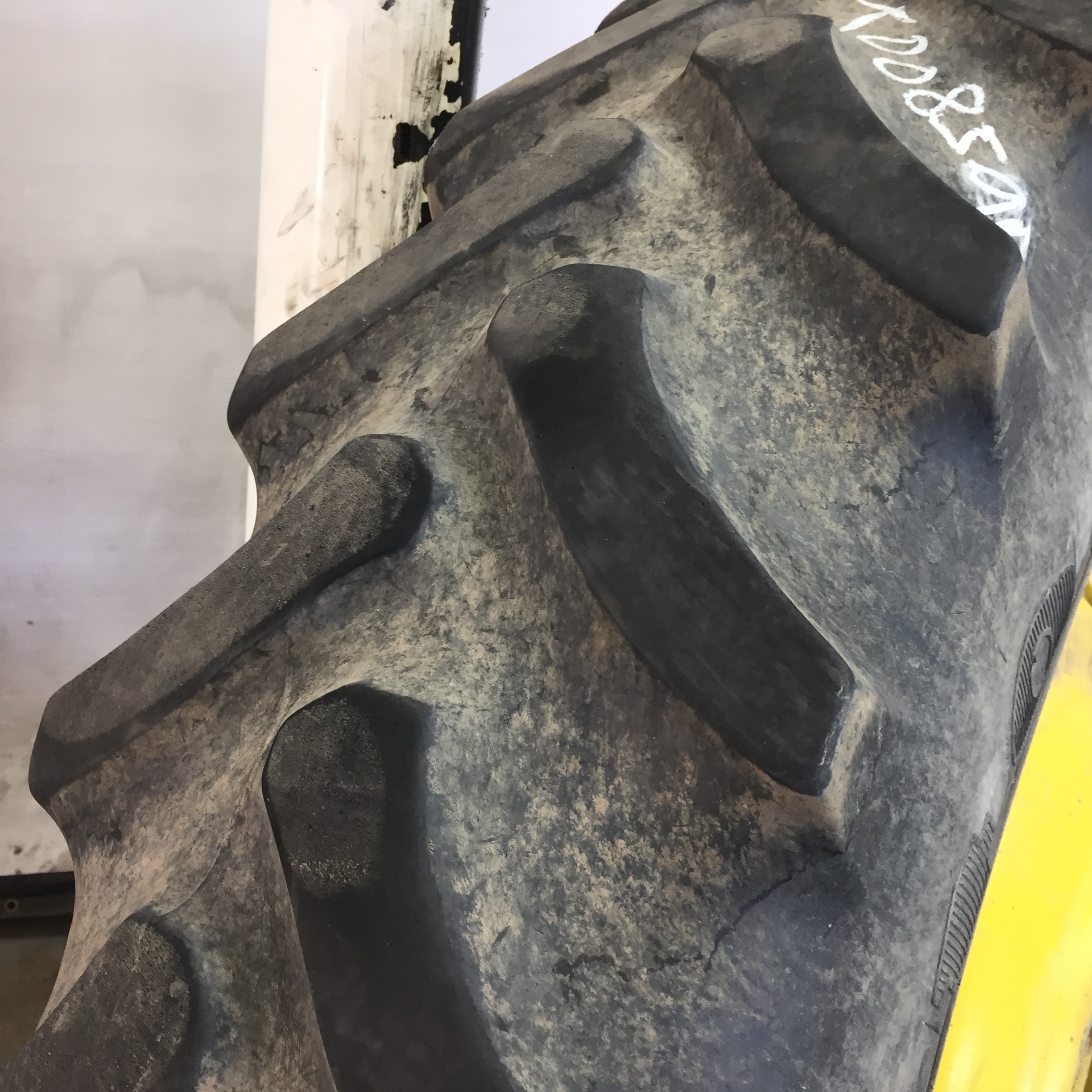 320/90R42 Firestone Radial 9000 R-1W Tire RT008591