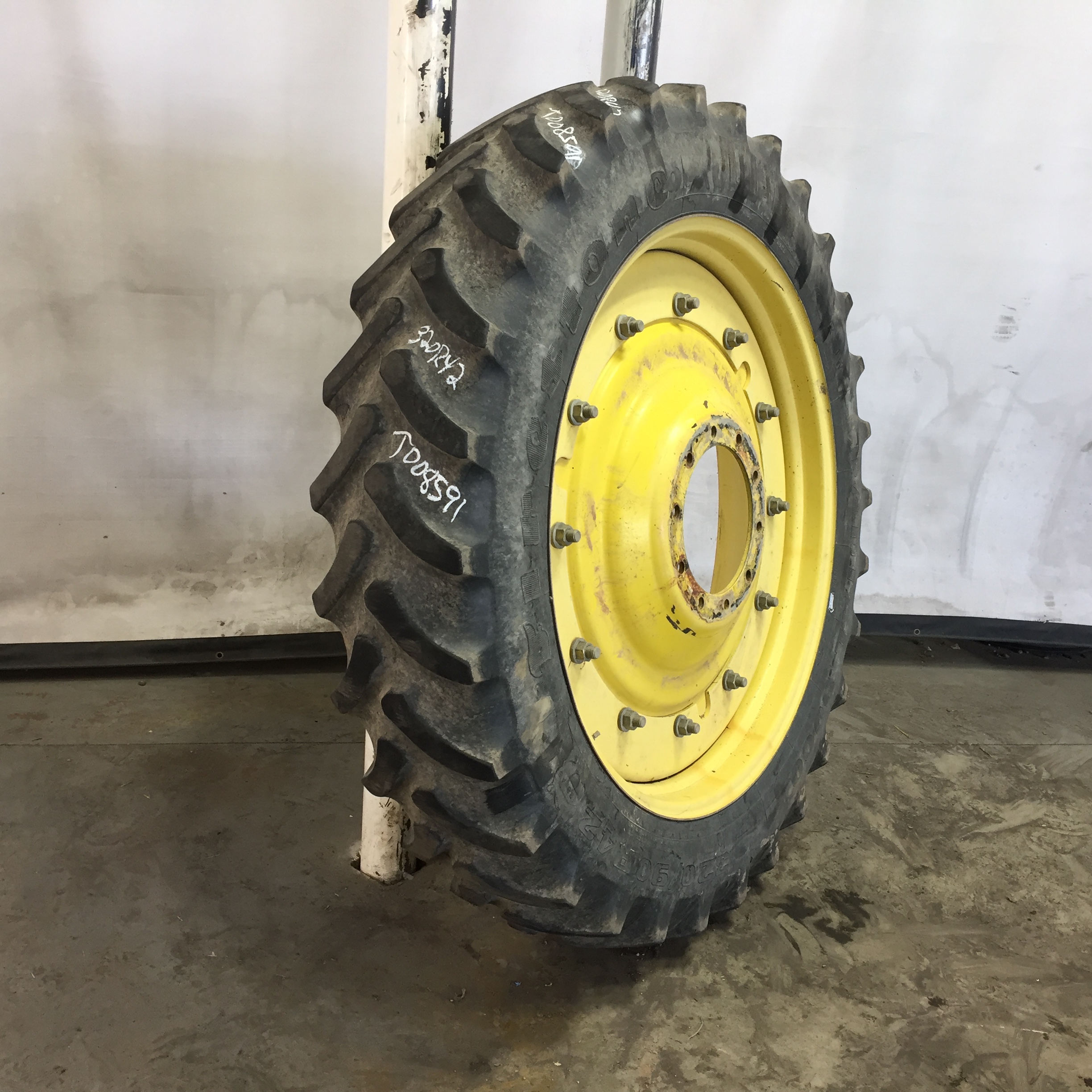 320/90R42 Firestone Radial 9000 R-1W Tire RT008591