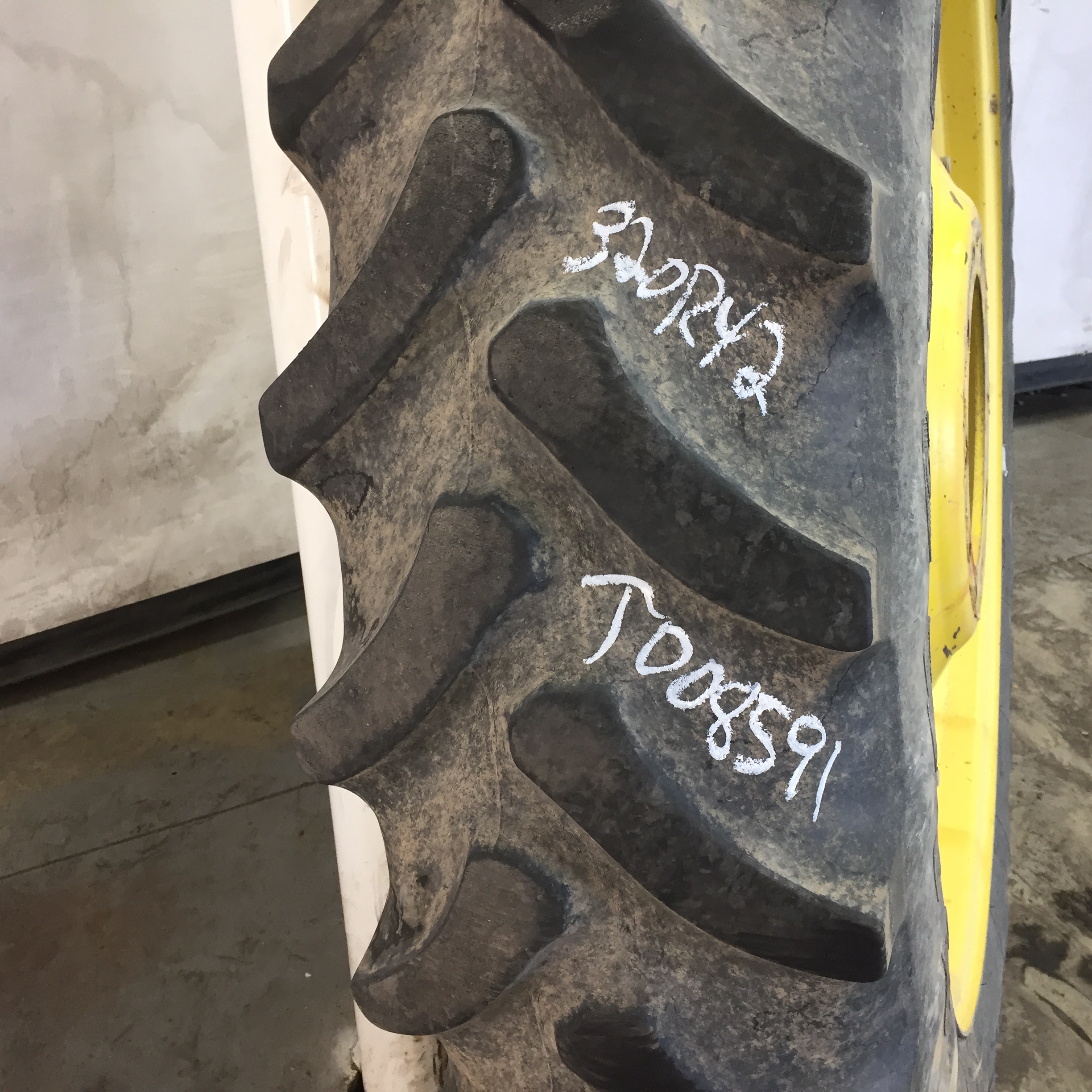 320/90R42 Firestone Radial 9000 R-1W Tire RT008591