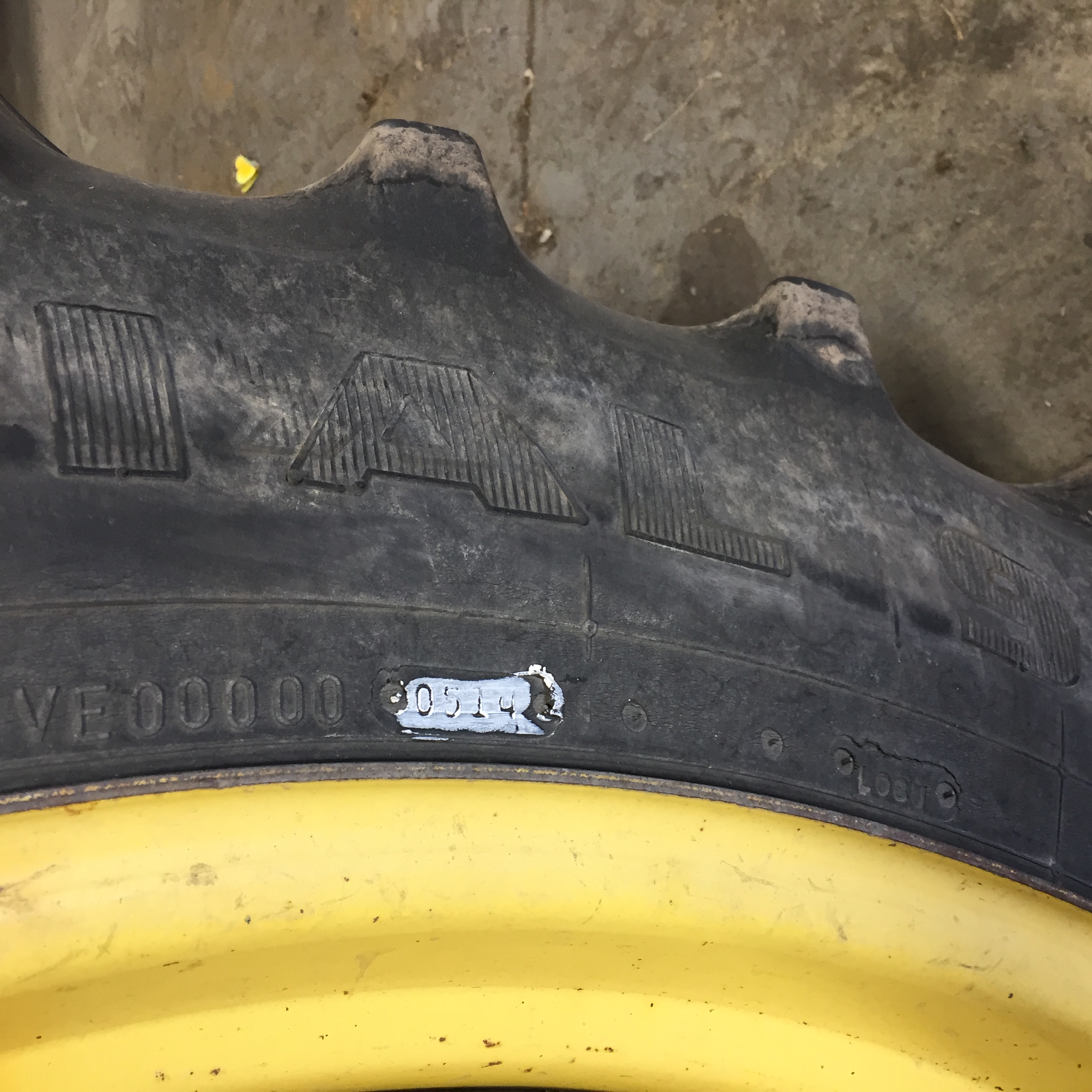 320/90R42 Firestone Radial 9000 R-1W Tire RT008591