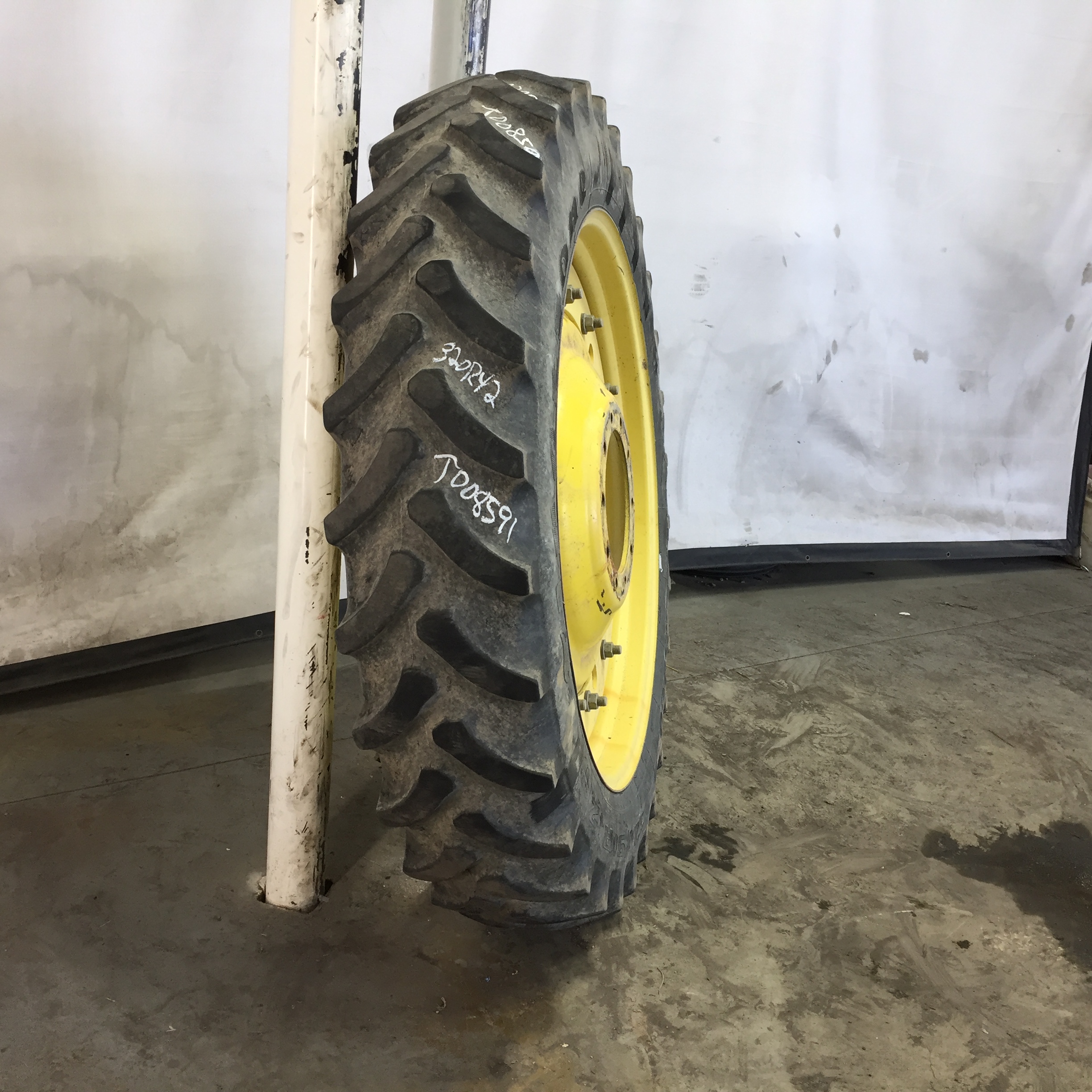 320/90R42 Firestone Radial 9000 R-1W Tire RT008591