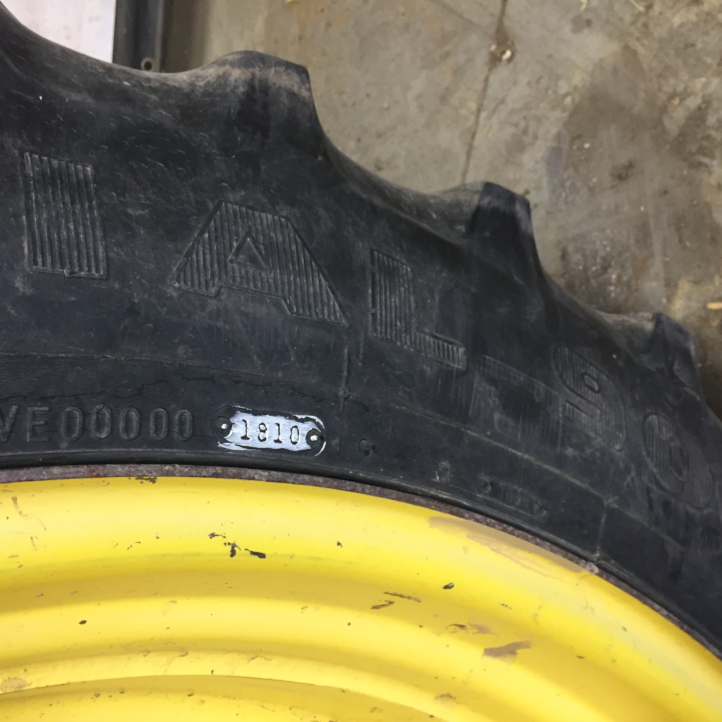 320/90R42 Firestone Radial 9000 R-1W Tire RT008592