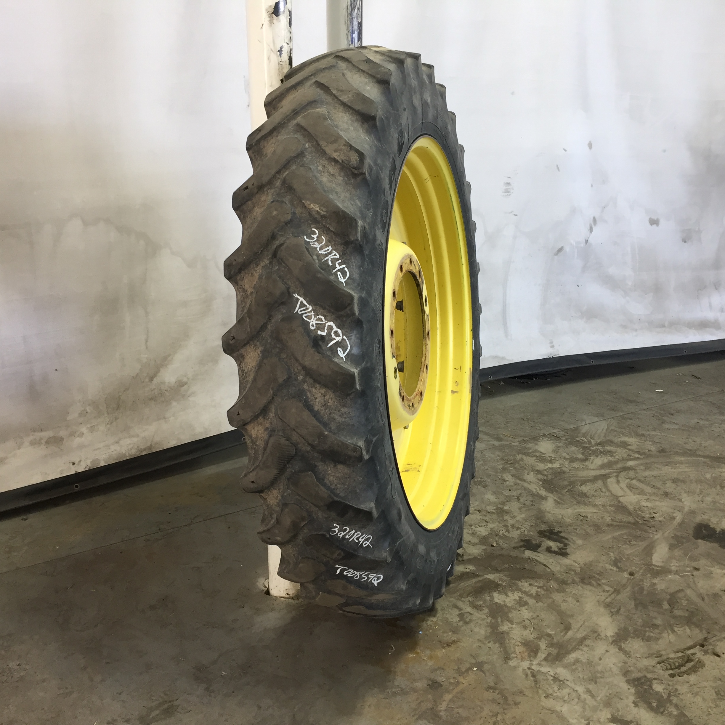 320/90R42 Firestone Radial 9000 R-1W Tire RT008592