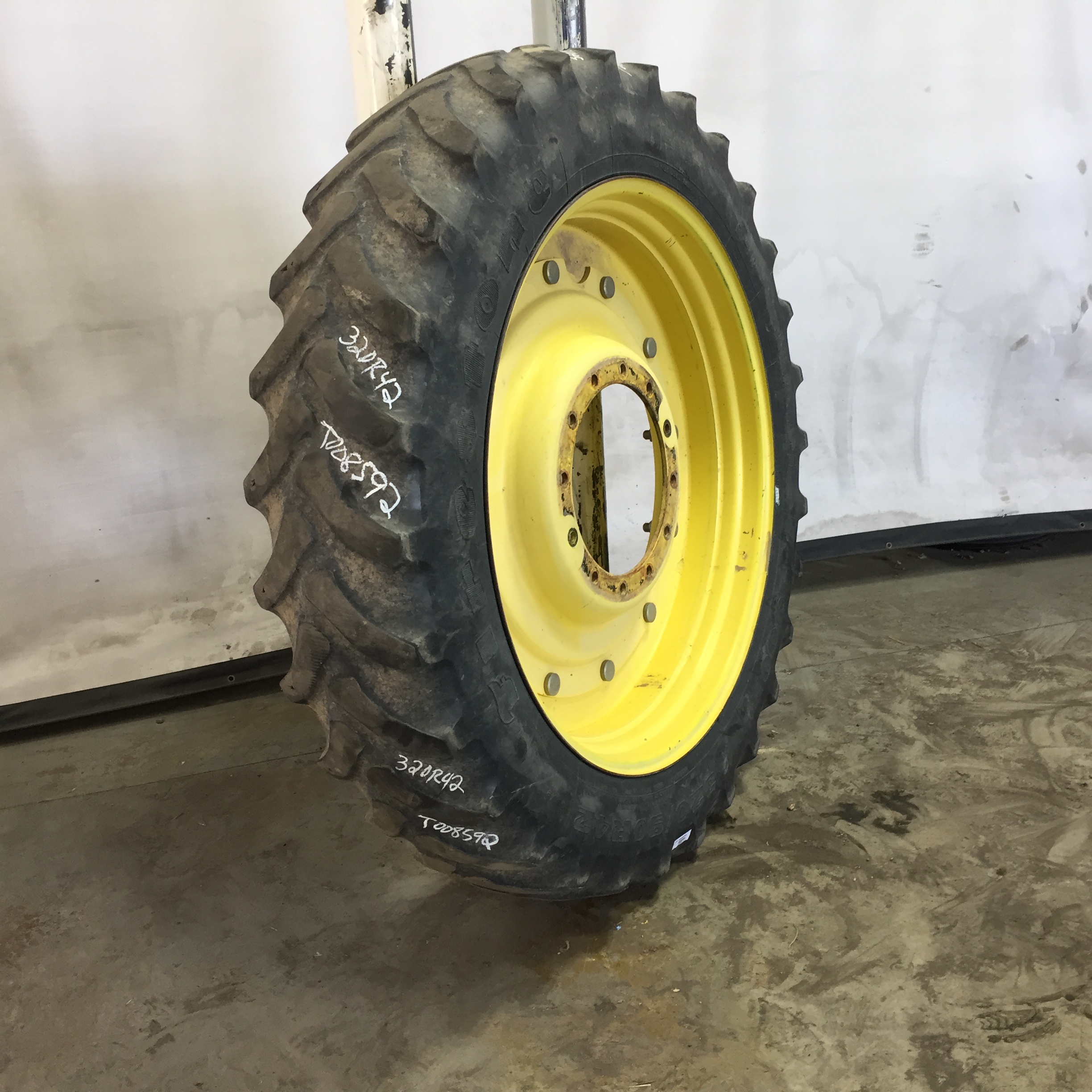 320/90R42 Firestone Radial 9000 R-1W Stub Disc Tire-Wheel Assembly T008592