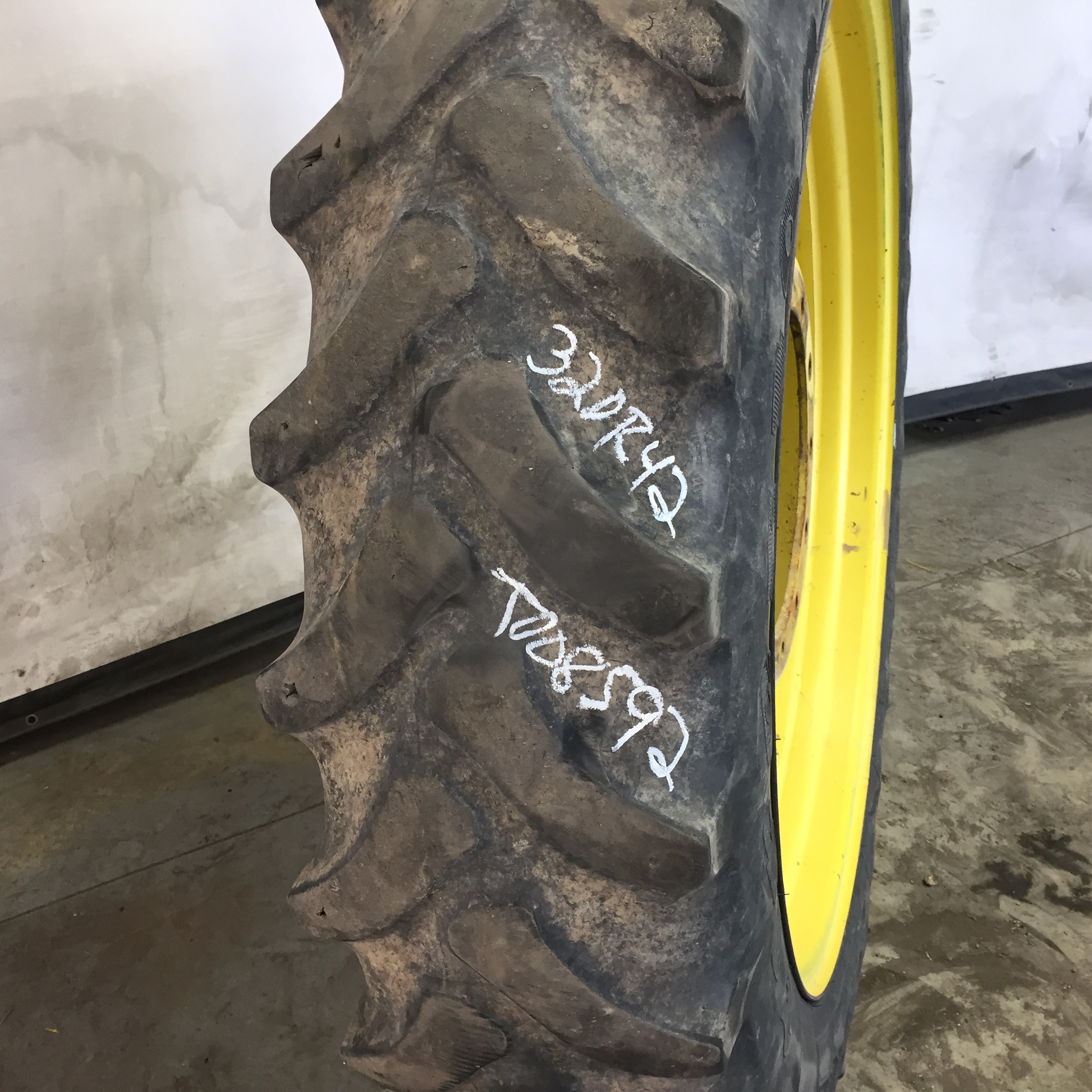 320/90R42 Firestone Radial 9000 R-1W Stub Disc Tire-Wheel Assembly T008592