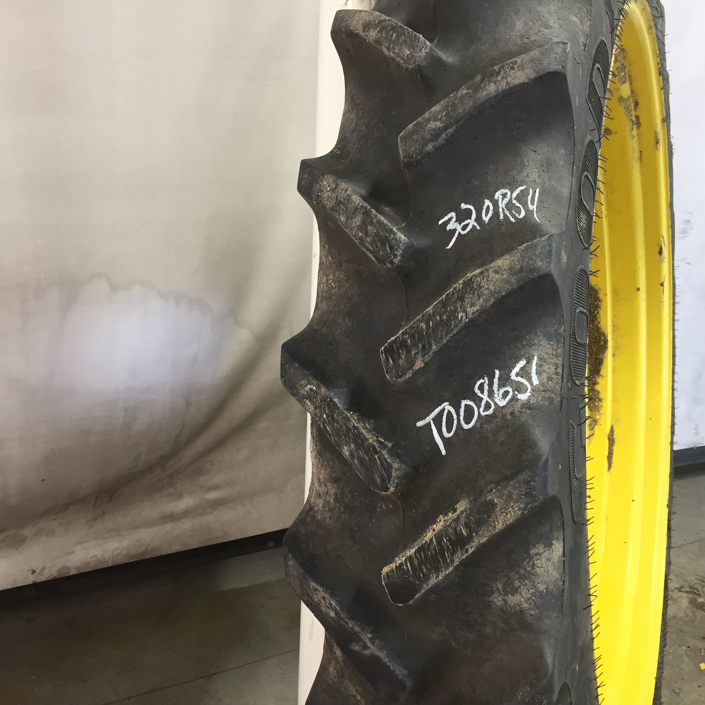 320/90R54 Goodyear Farm DT800 Super Traction R-1W Tire RT008651