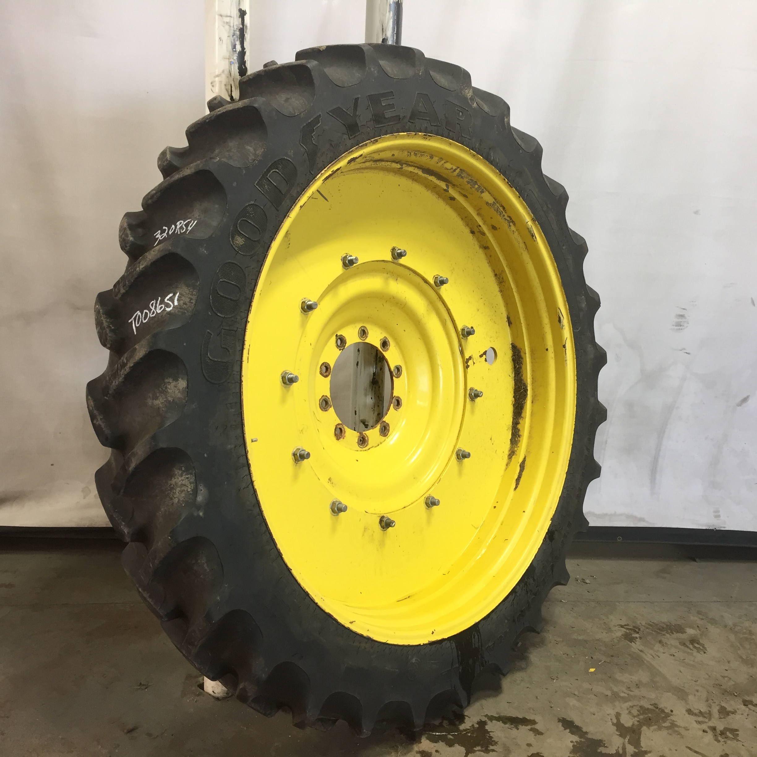 320/90R54 Goodyear Farm DT800 Super Traction R-1W Tire RT008651