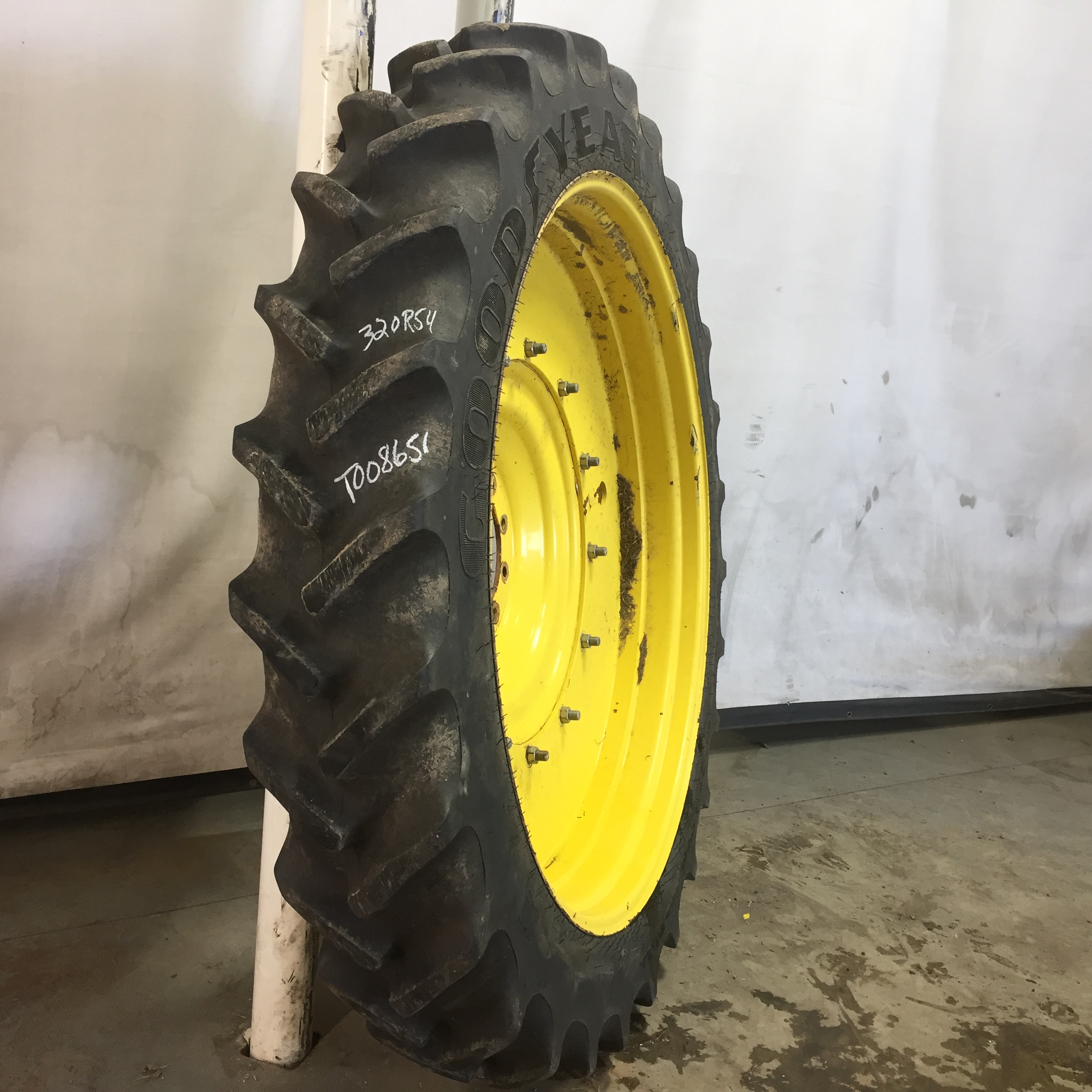 320/90R54 Goodyear Farm DT800 Super Traction R-1W Tire RT008651