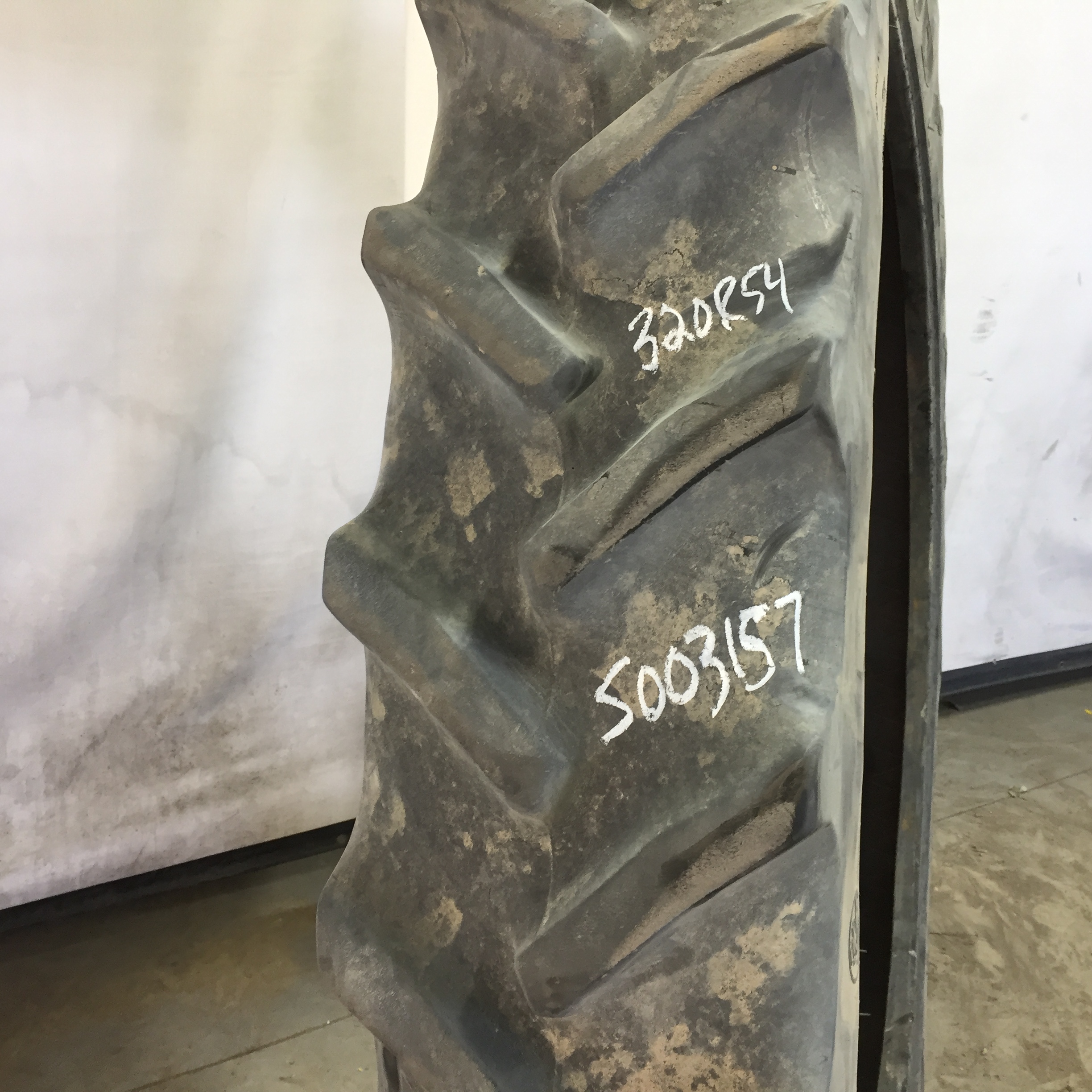 320/90R54 Goodyear Farm DT800 Super Traction R-1W Tire S003157