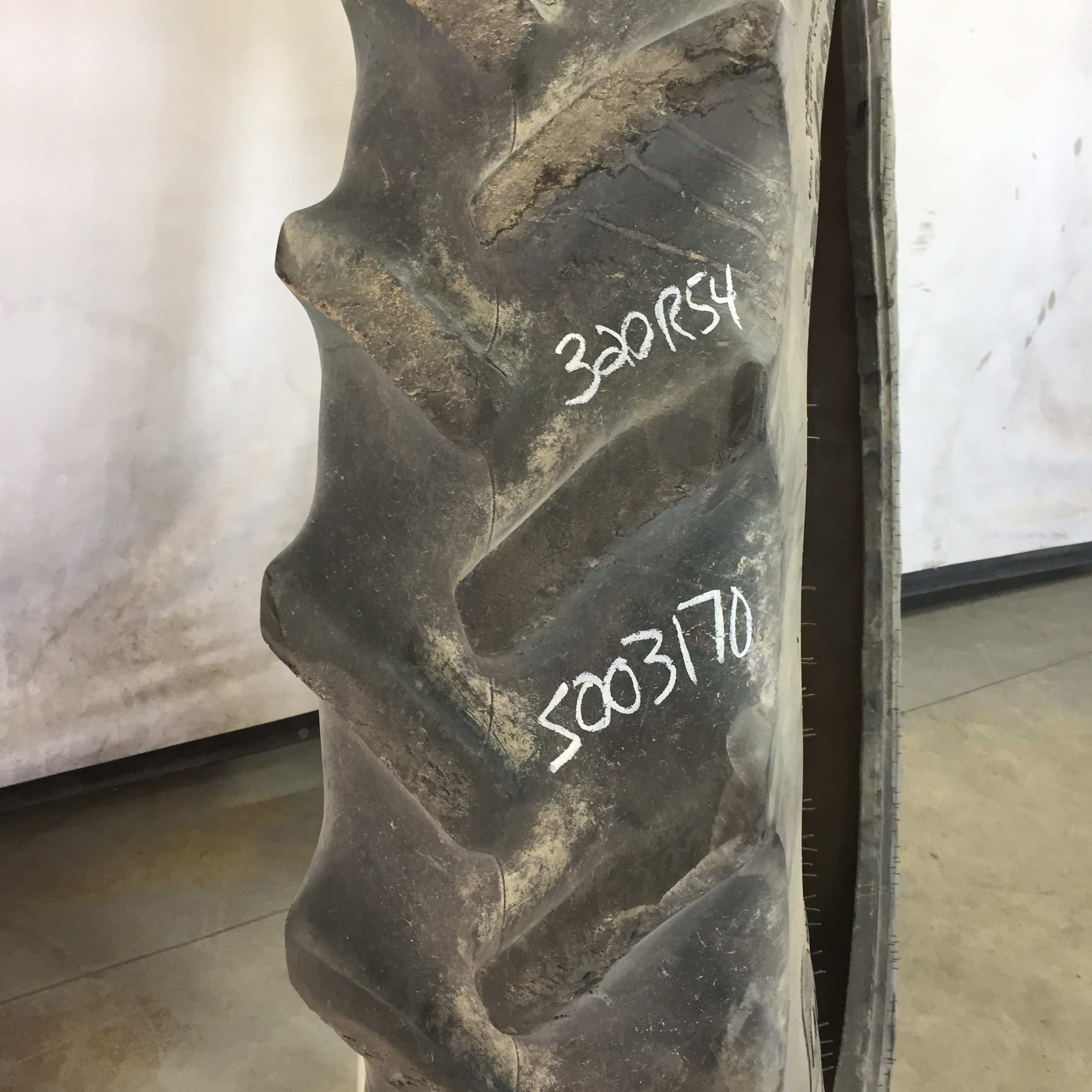 320/90R54 Goodyear Farm DT800 Super Traction R-1W Tire S003170