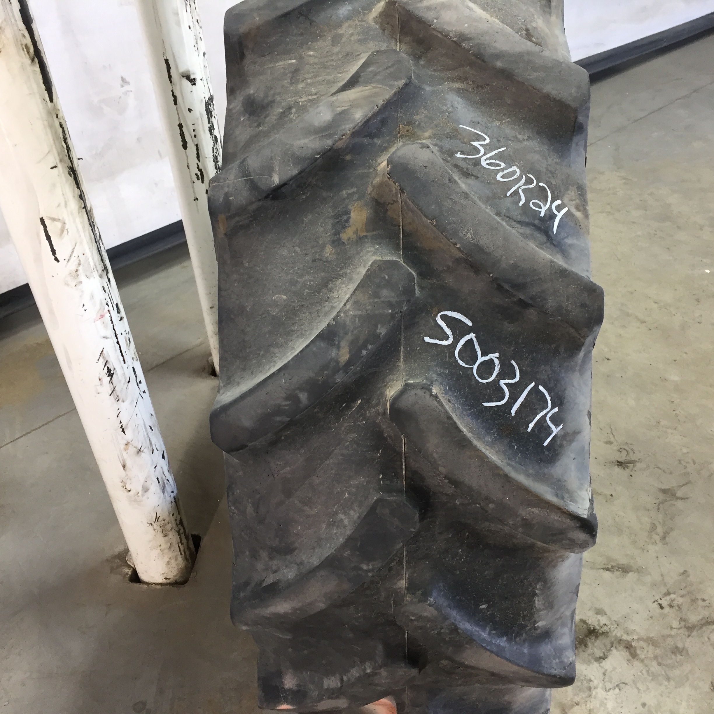 360/70R24 Continental AC70T Contract R-1 Tire S003174