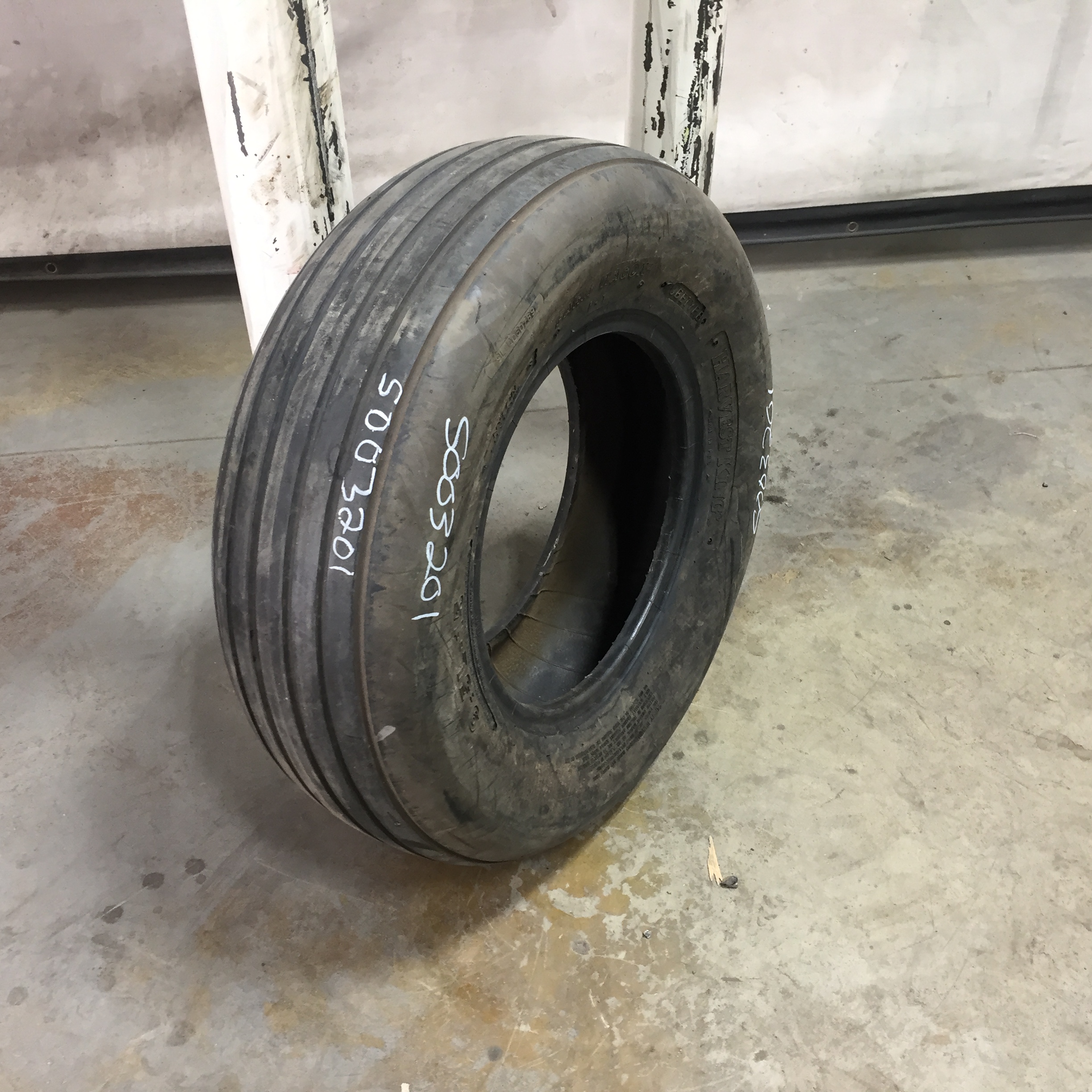 9.5/L-15 Harvest King Farm Wagon Implement I-1 Tire S003201