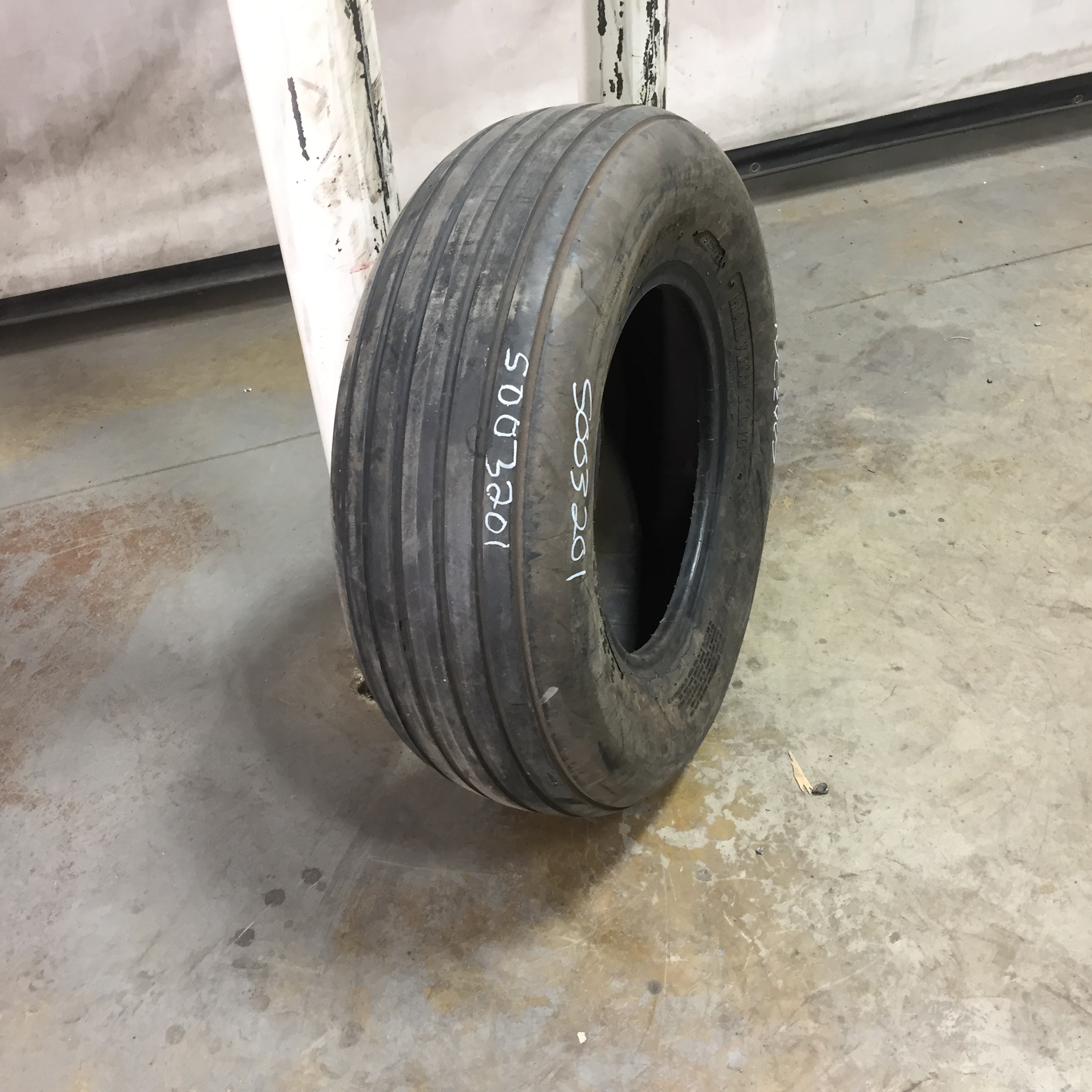 9.5/L-15 Harvest King Farm Wagon Implement I-1 Tire S003201