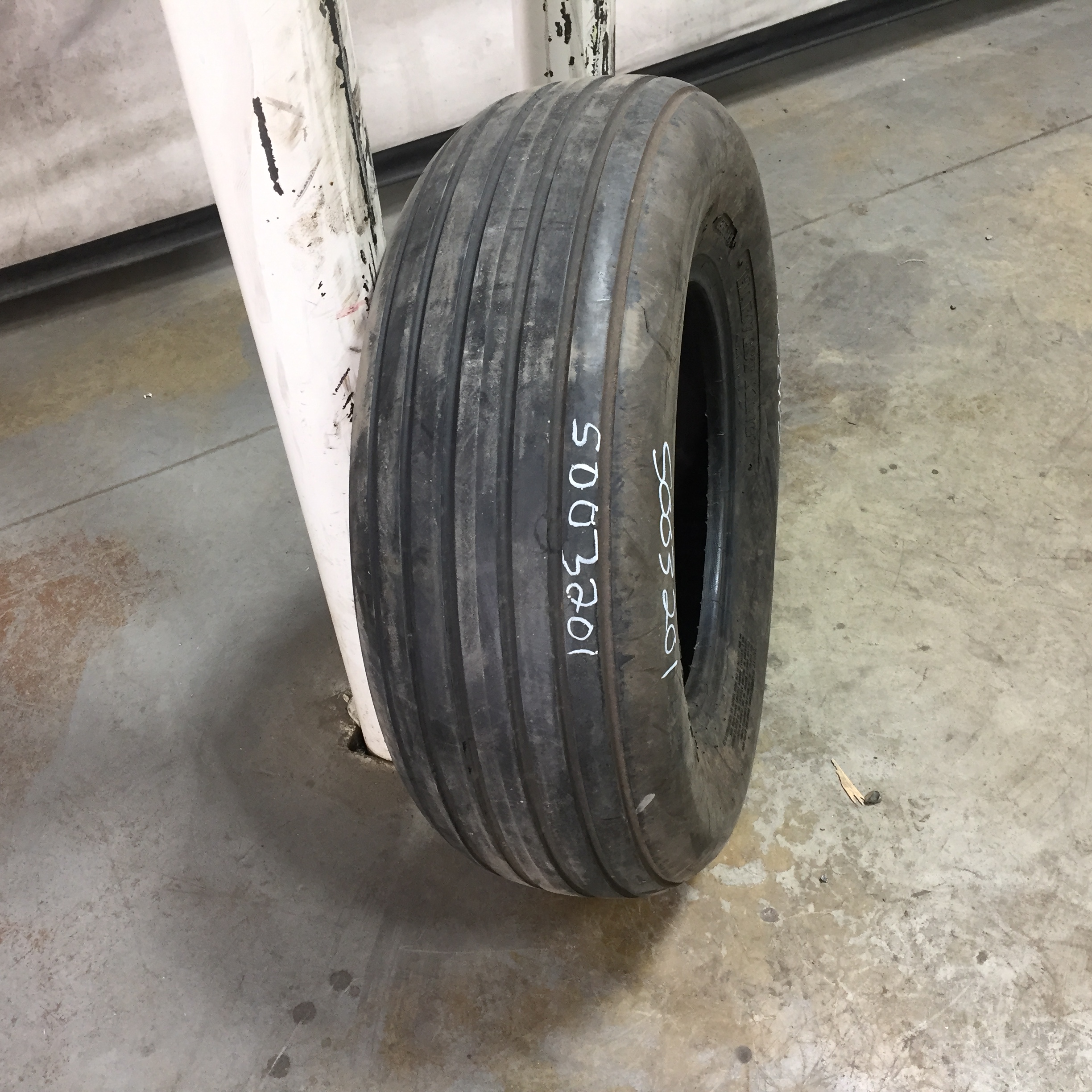 9.5/L-15 Harvest King Farm Wagon Implement I-1 Tire S003201